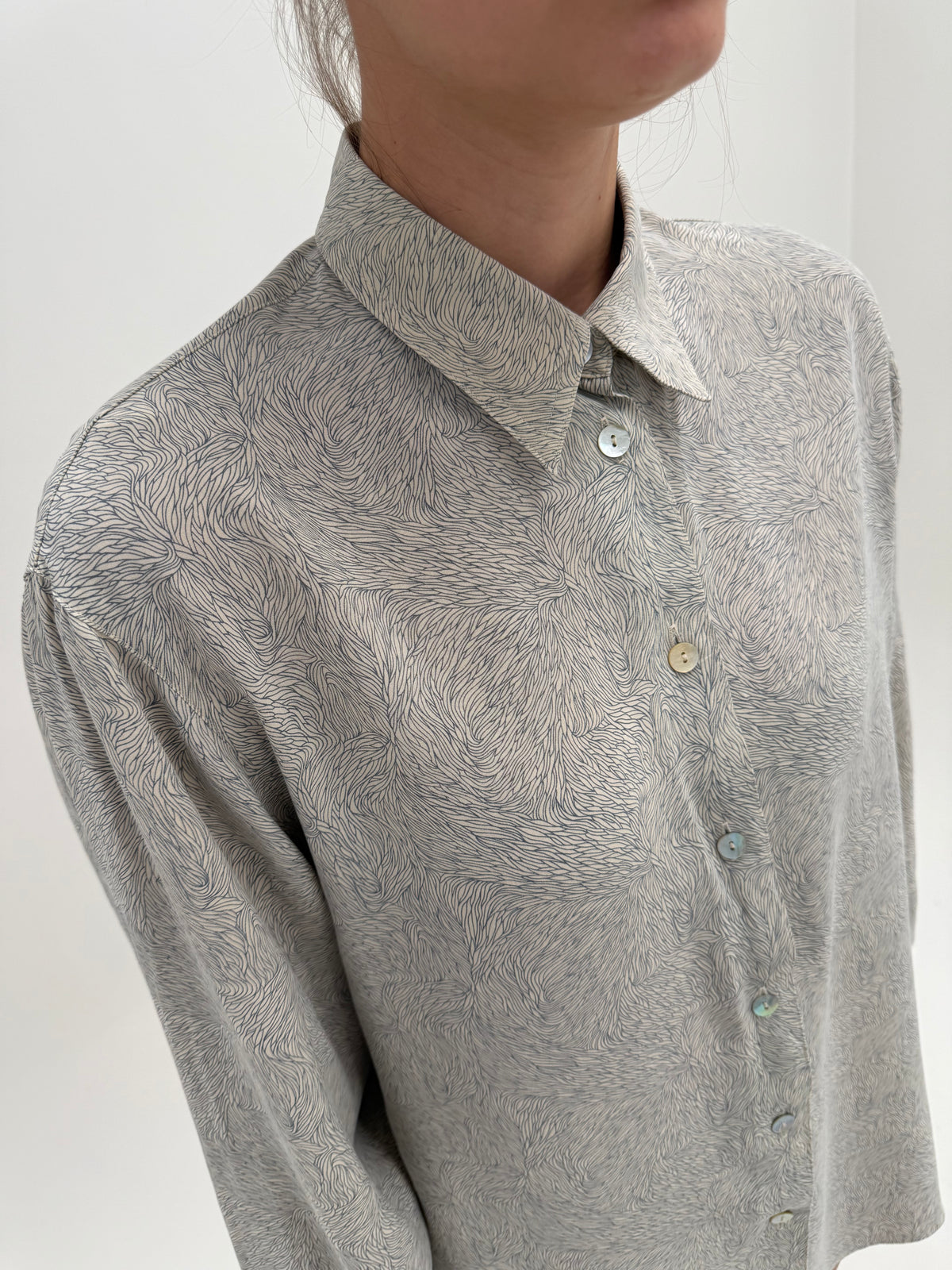 Cămașa vintage light nude petite cu print organic delicat gri