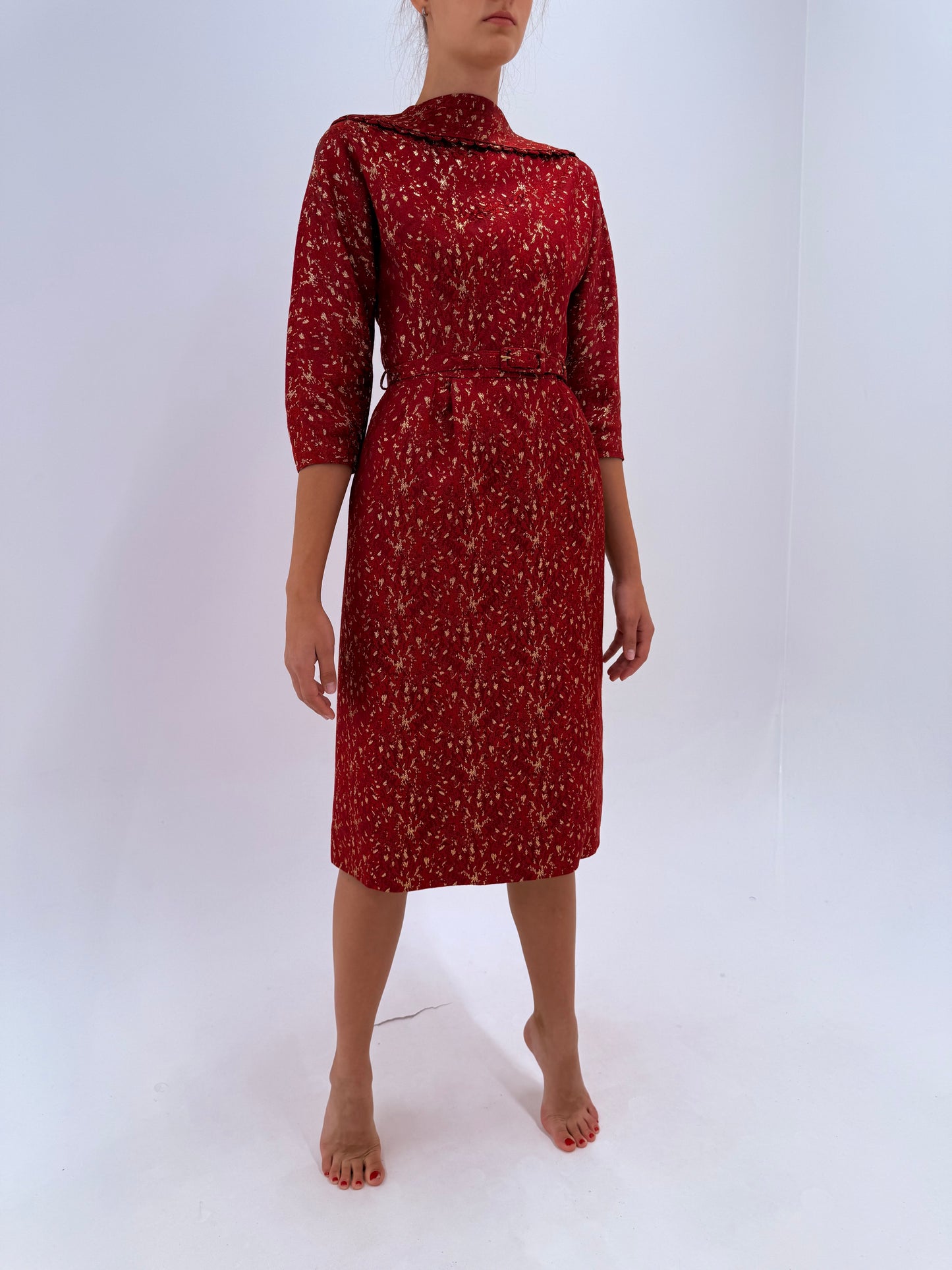 Rochie cocktail old vintage anii ’60 din brocart prețios cu guler-cape sculptural