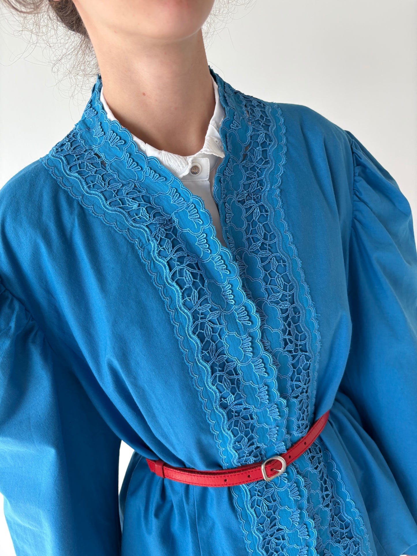 Sacou vintage albastru ciel din pânză de bumvac cu broderie anglaise
