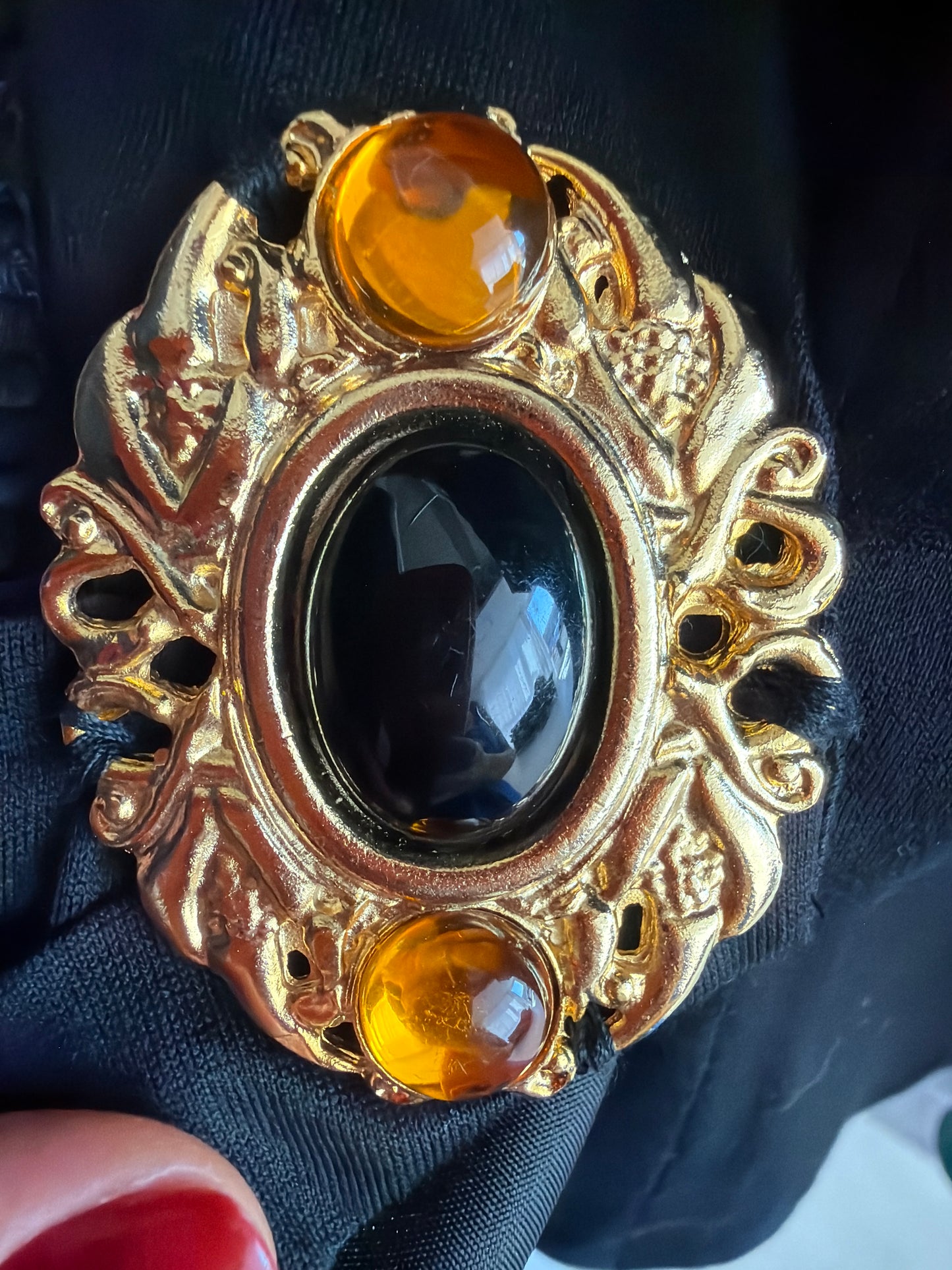 Sacou negru luxury Luisa Spagnoli cambrat cu închidere metalică bijuterie