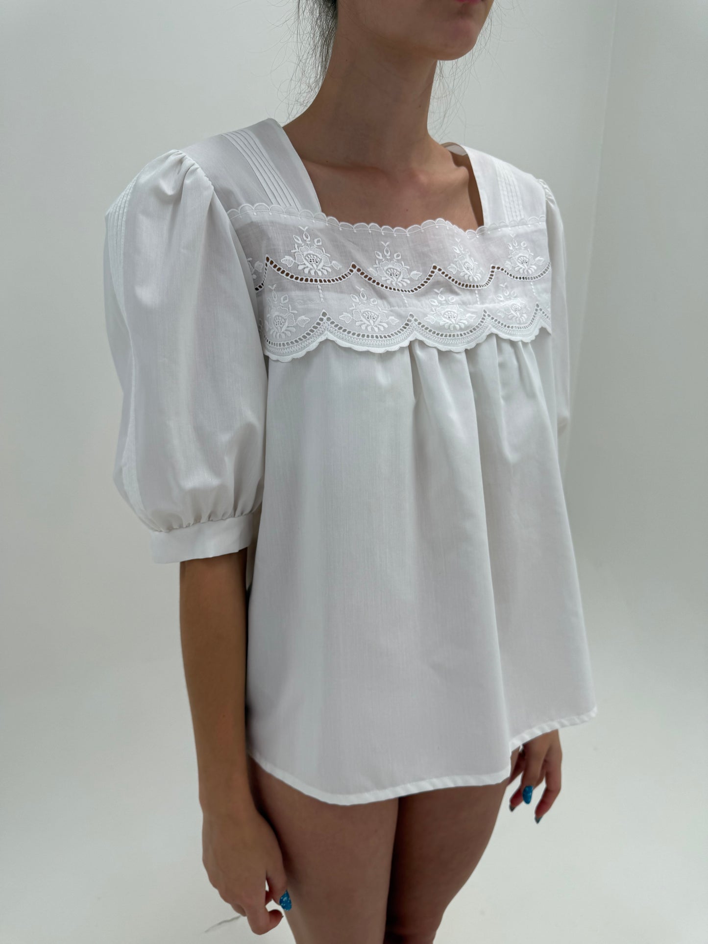 Top vintage în croi super revenit în trend din panzica fină de bumbac cu broderie