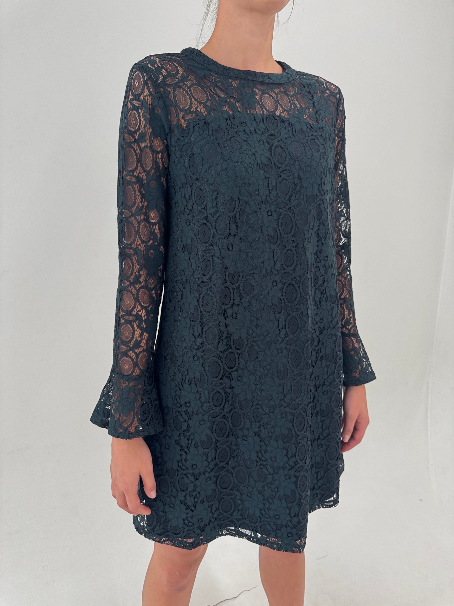 Rochie dark green din dantelă plină în croi de inspirație ani 60 de la zi la seară