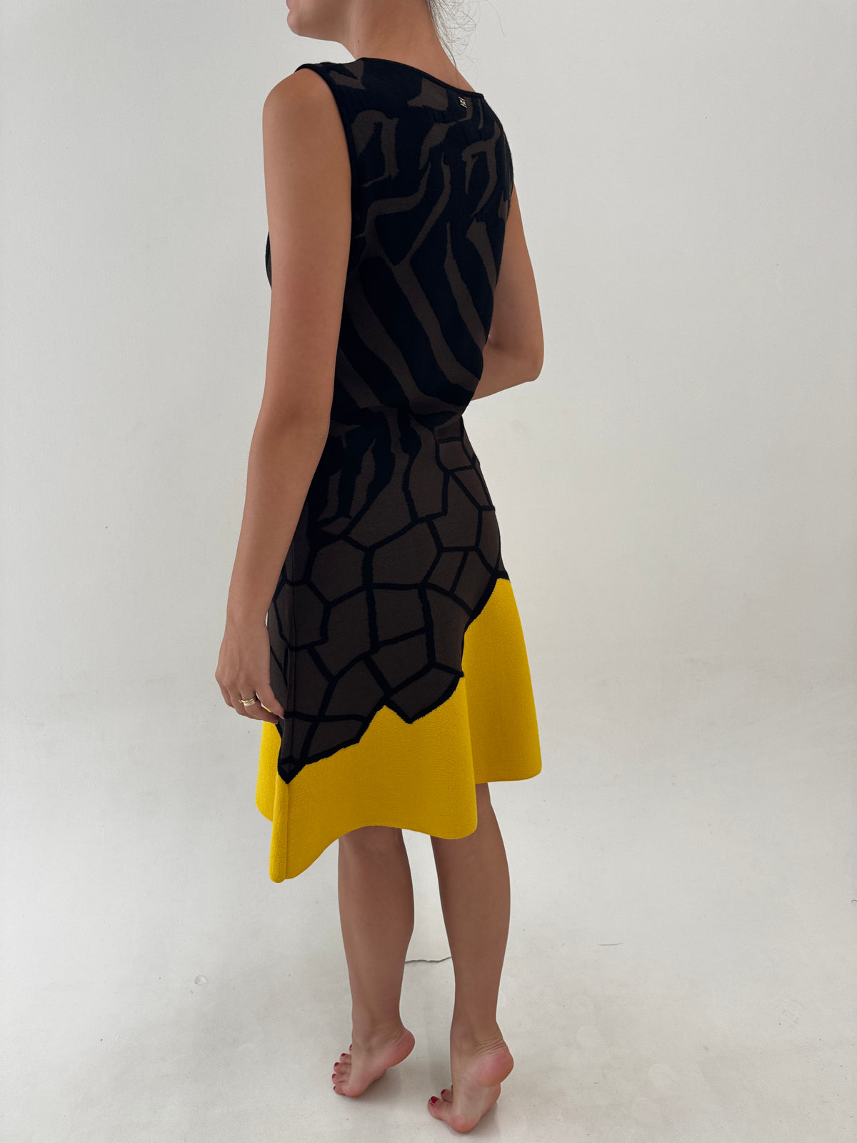 Rochie Escada excepțională din tricot chocolate brown cu print geometric în croi actual