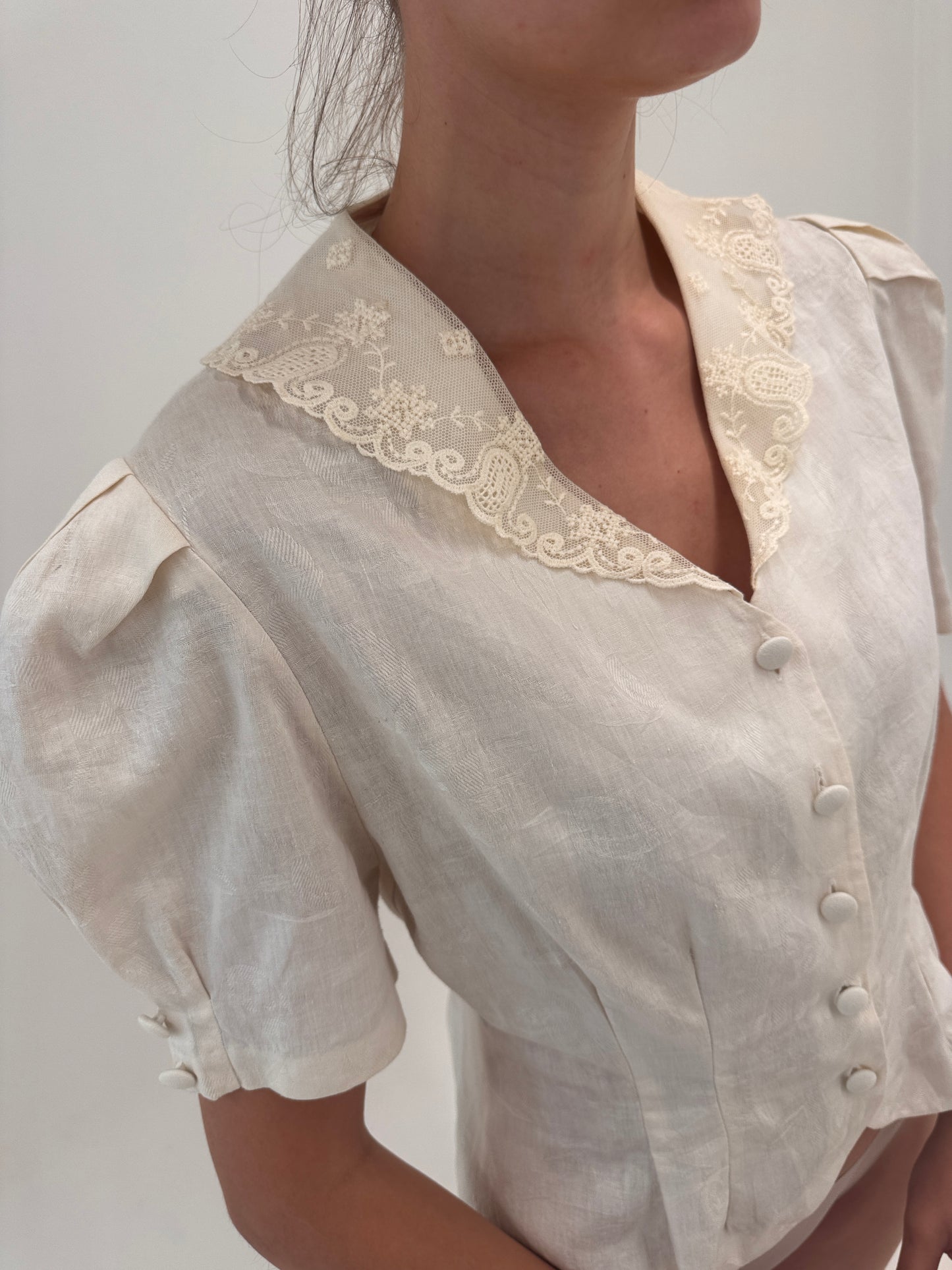 Corsaj din pânză extrafina de brand luxury vintage butter white cu dantelă chantily