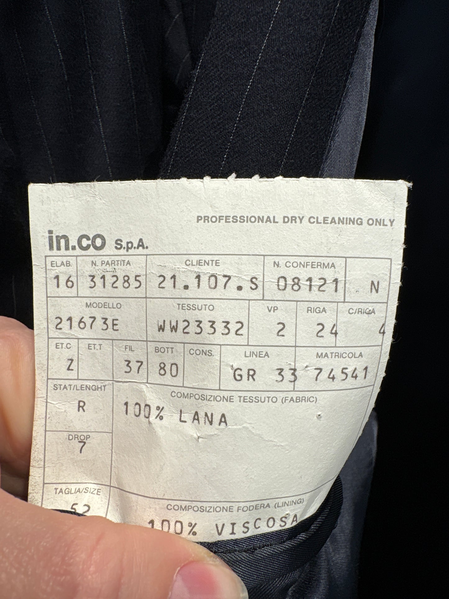 Costum ultra luxury Zegna în dungi fine verticale cu închidere dublă