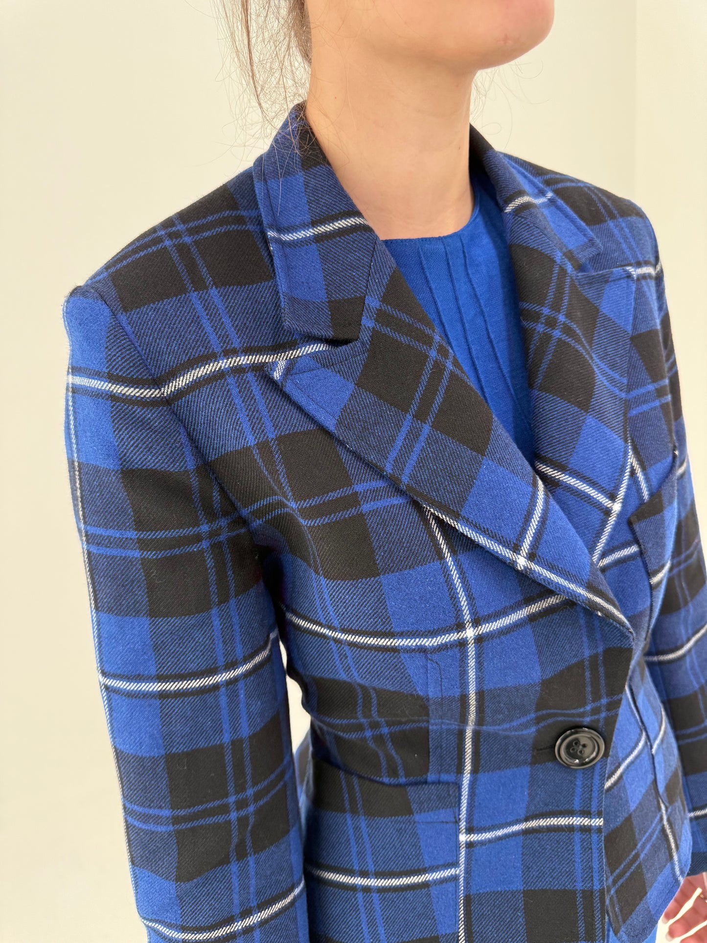 Sacou cambrat în carouri albastru regal din lana extrafina