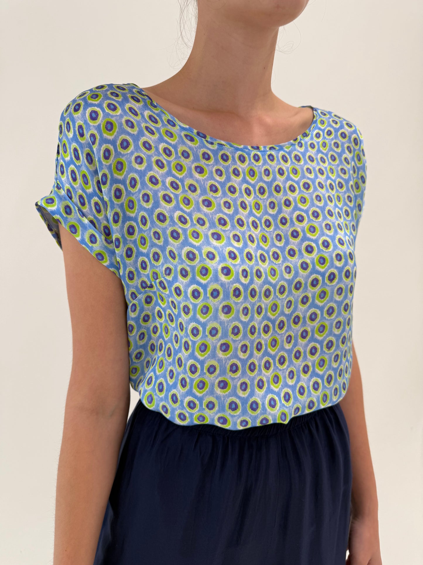 Top baby blue din mătase matuala cu print în croi lejer