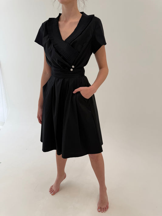 LBD de la business la cocktail ultra chic in croi drapat și bust petrecut