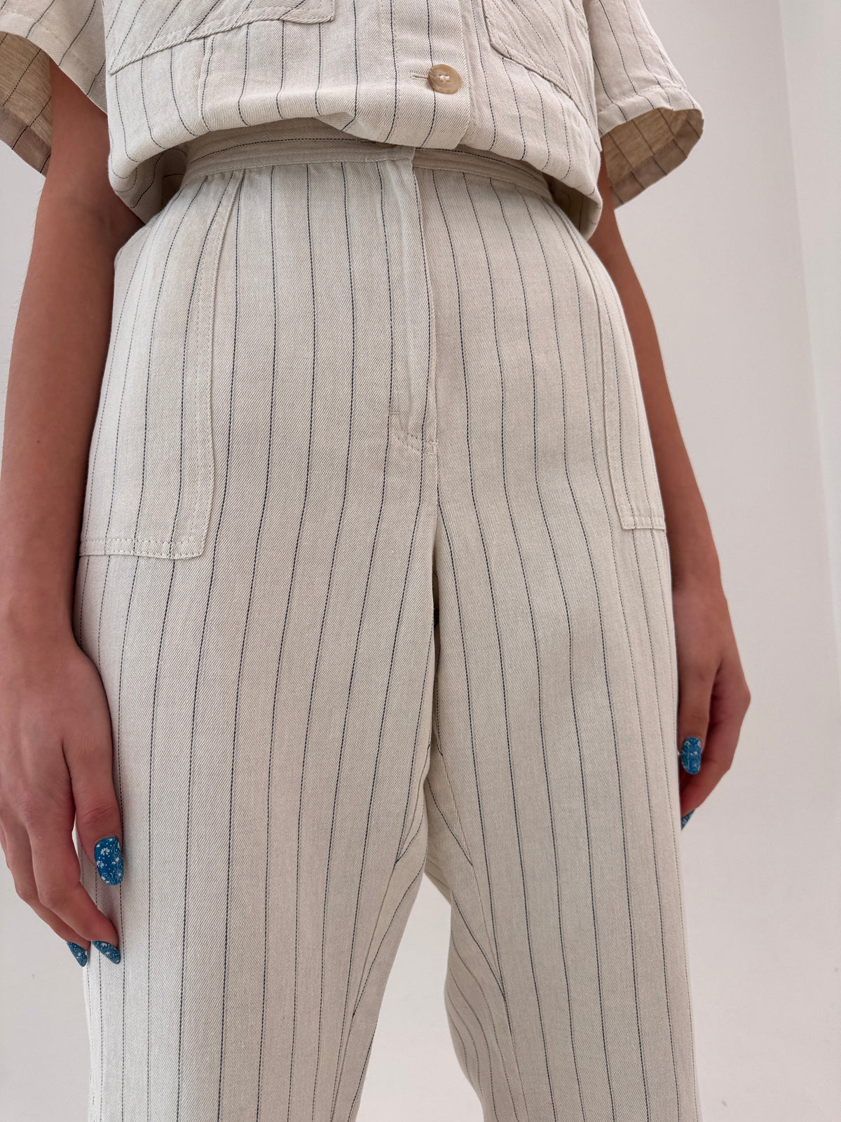 Costum din pânză excepțională de in în dungi fine și croi minimalist