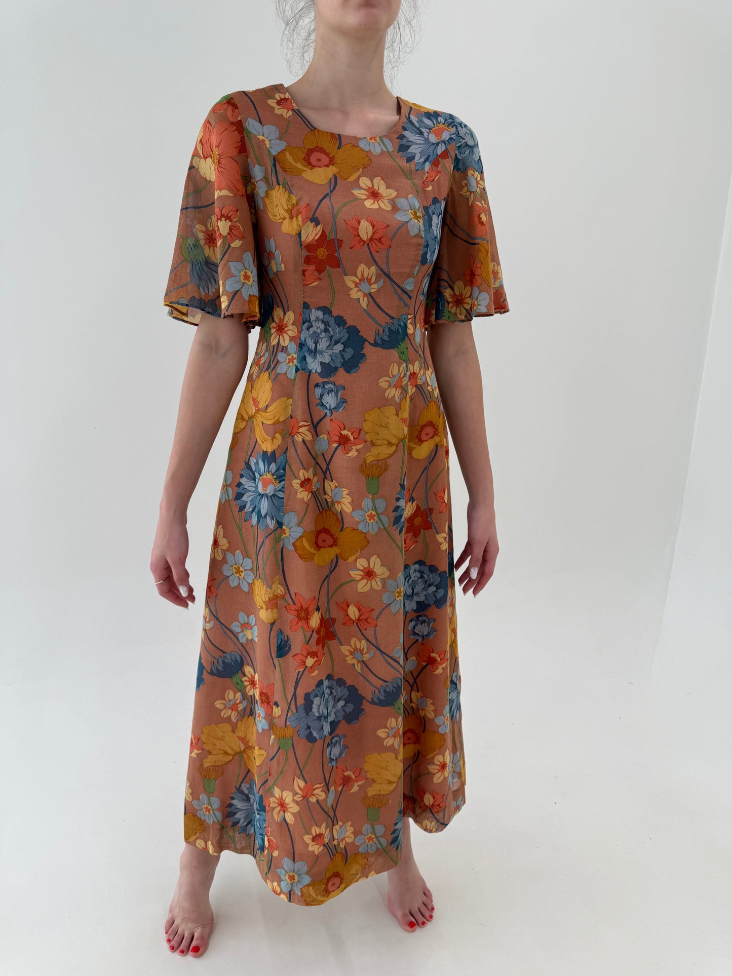 Rochia vintage maxi cu print floral superb și talie marcată