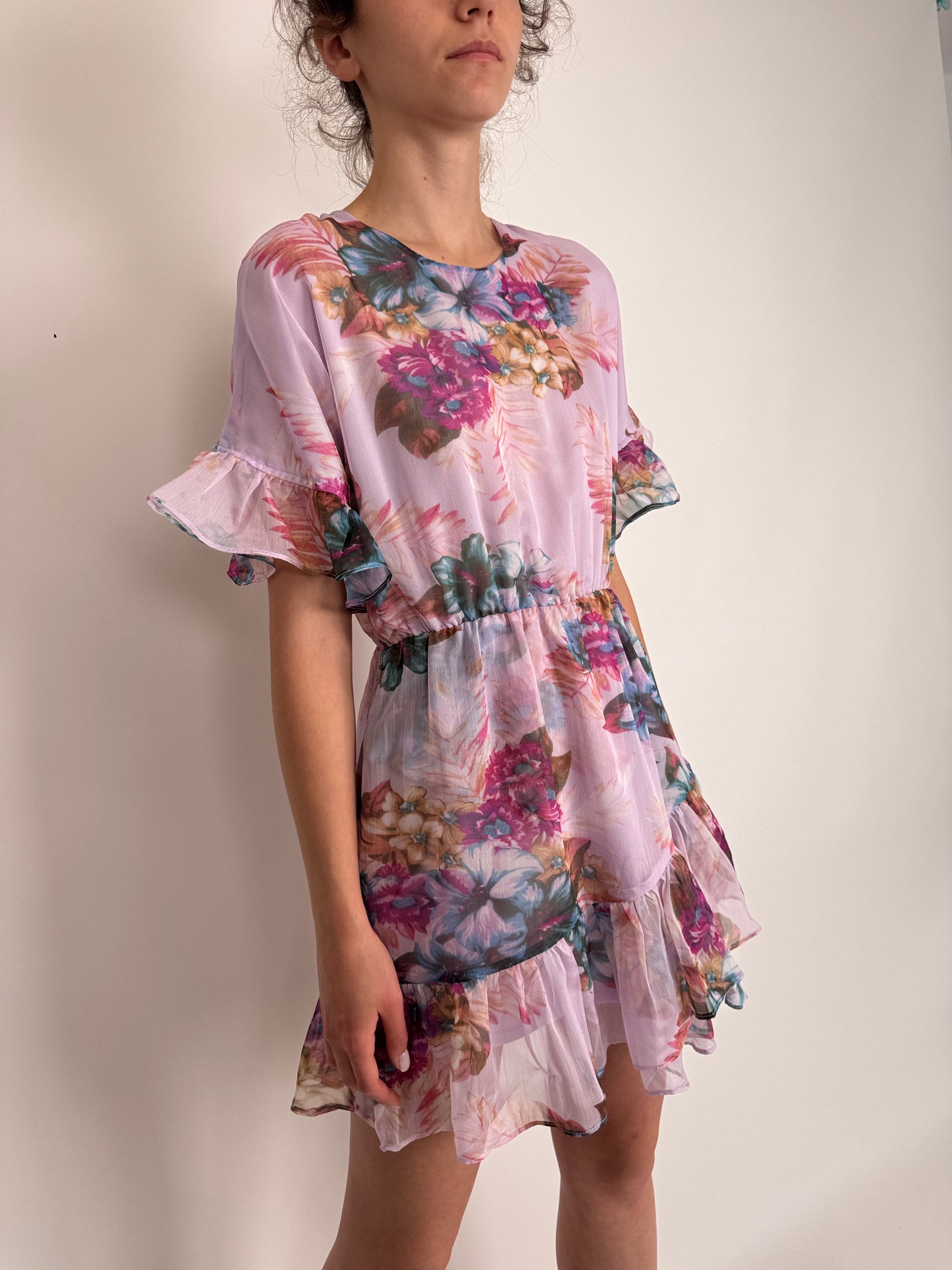 Rochie roz pudrat cu print floral superb și talie marcată elastică