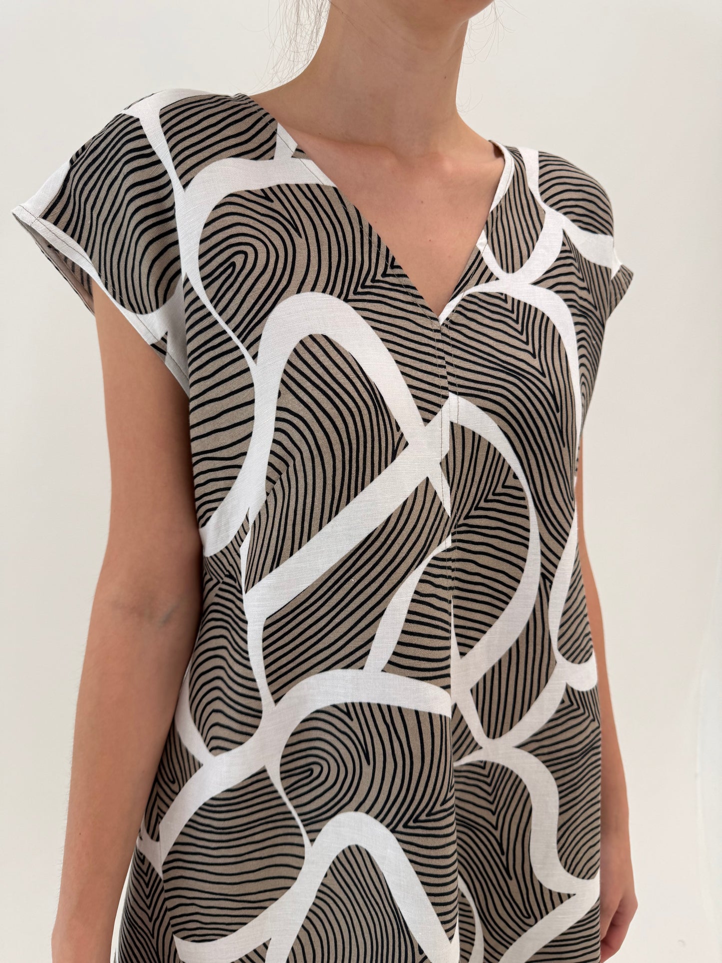 Rochie din pânză de in în croi minimalist și print actual
