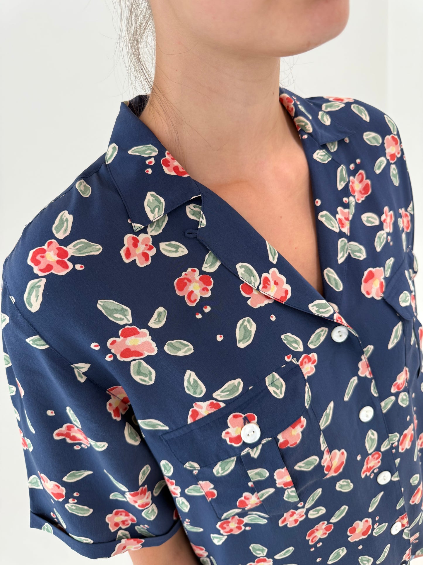 Cămașa din mătase naturală Navy cu print floral stilizat