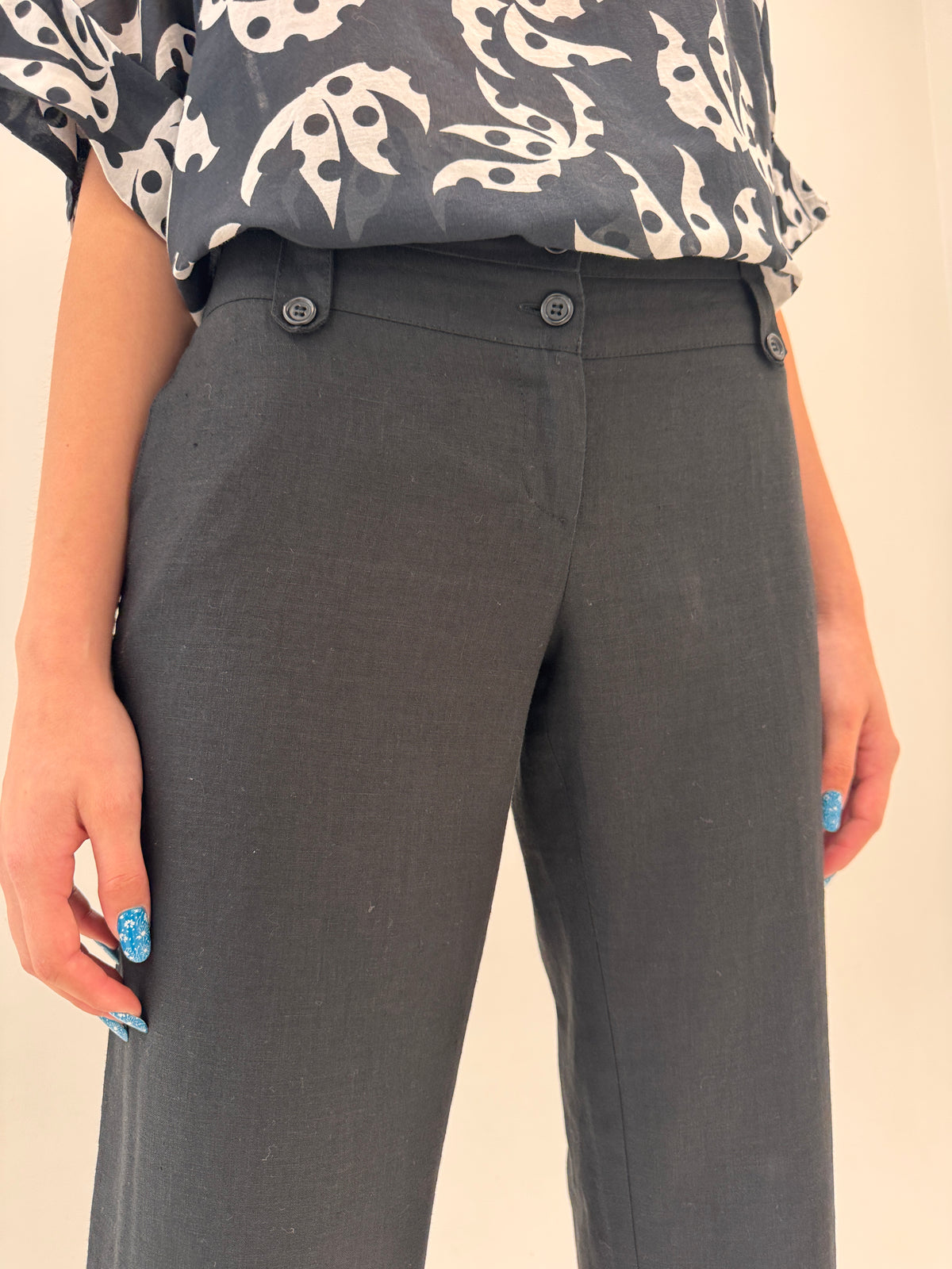 Pantaloni negri din pânză de in în croi clasic