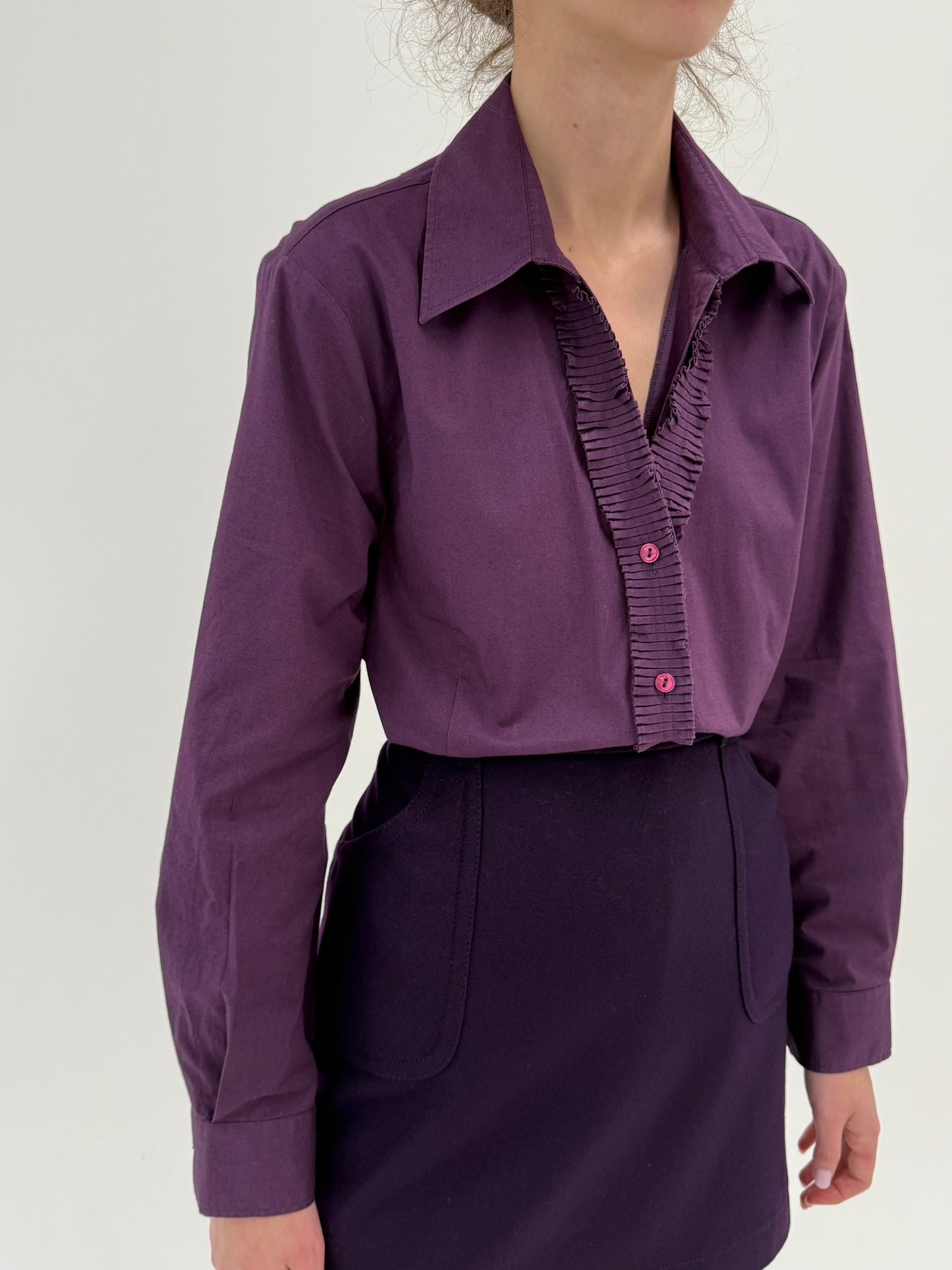 Cămașa aubergine cu mini jabou aubergine din poplin ușor modelator