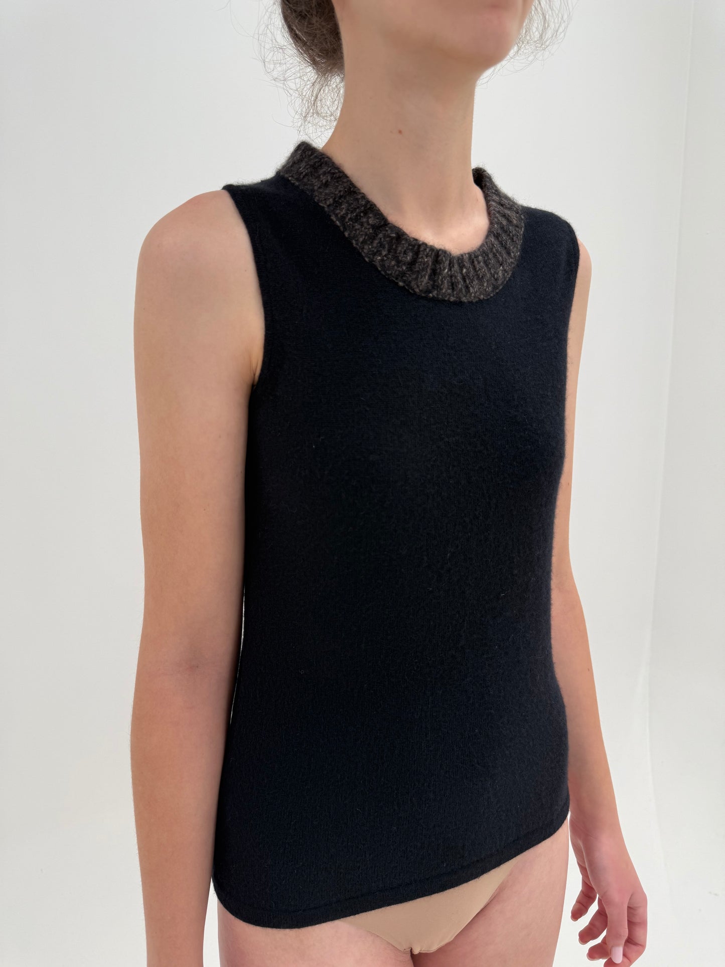 Top negru cambrat din cașmir