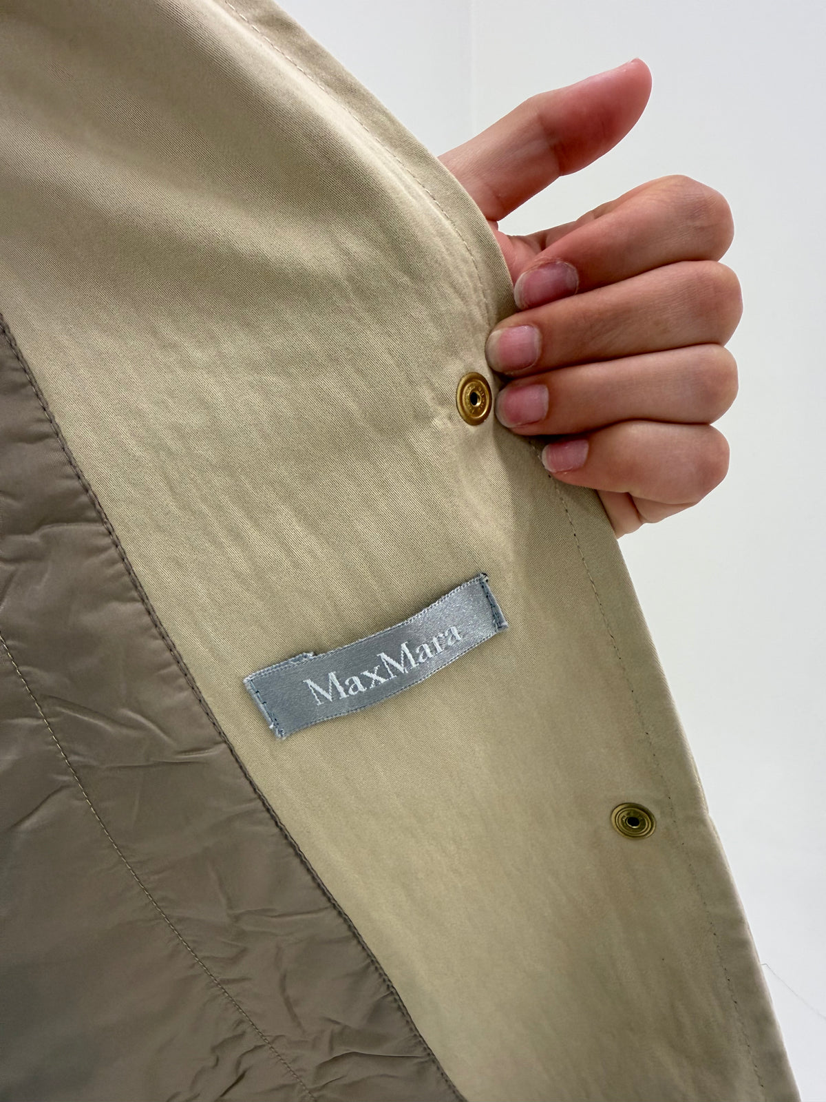 Trench Max Mara clasic camel cu trăgători decorativi în croi clasic și interior matlasat