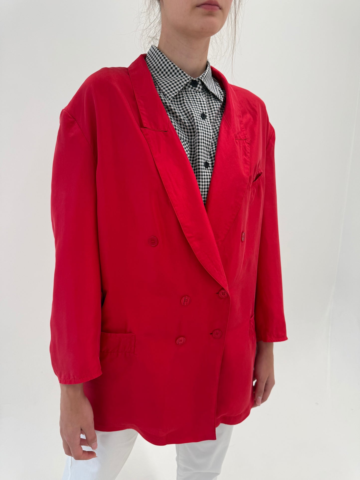 Sacou cherry red din mătase naturală în croi amplu și închidere dublă
