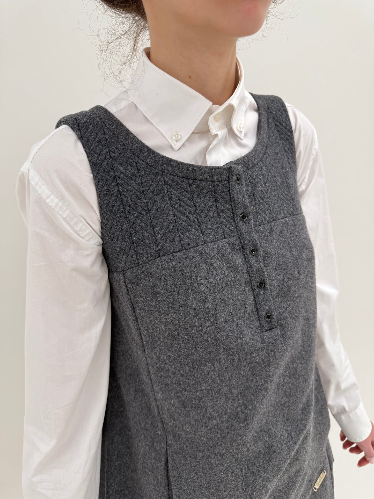 Rochie Burberry anii 90 din stofă de lana pieptănată în stilul preppy