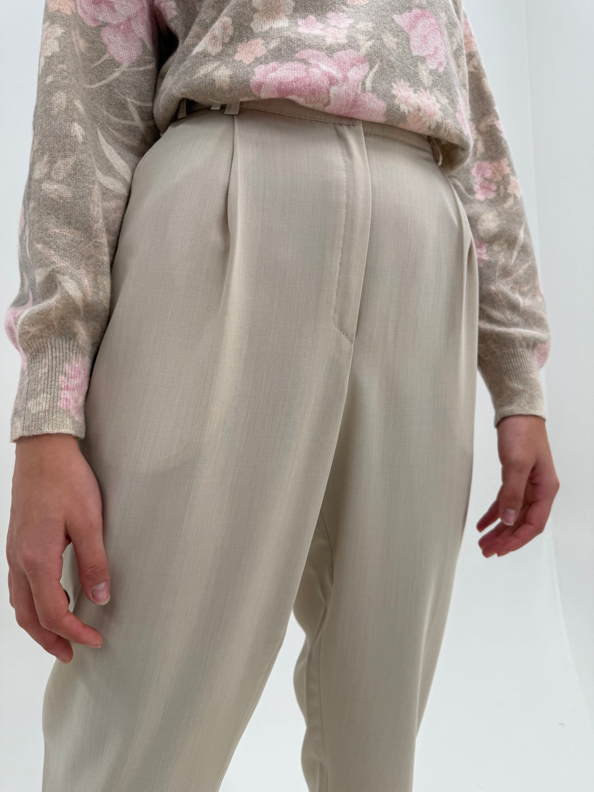 Pantaloni light nude din lanita extrafina cu talie ultra înaltă și pense