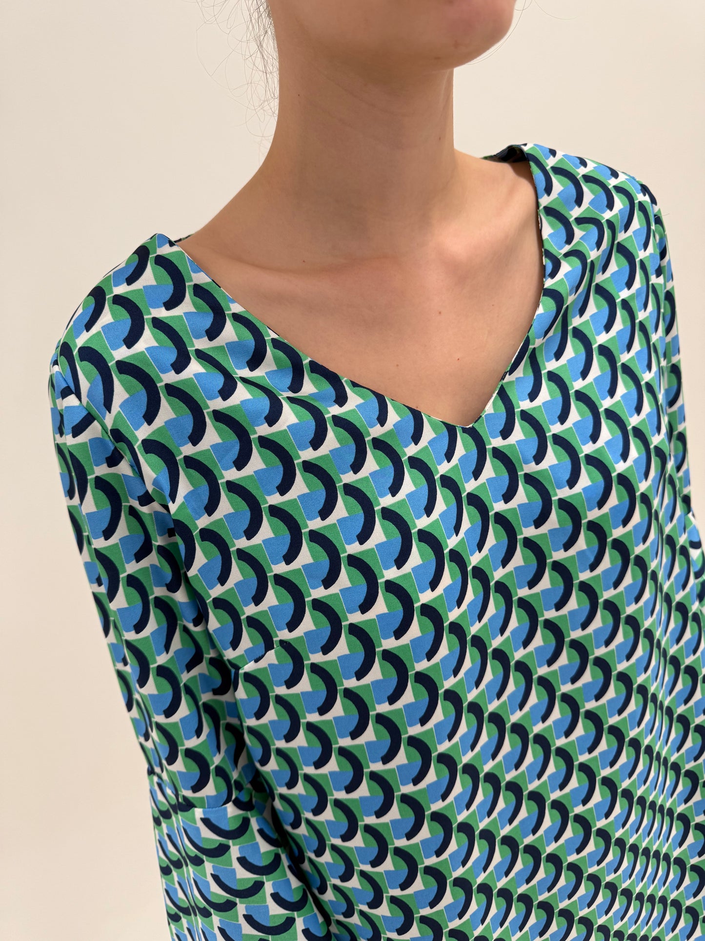 Cămașa Chloe din twill de mătase naturală cu print geometric