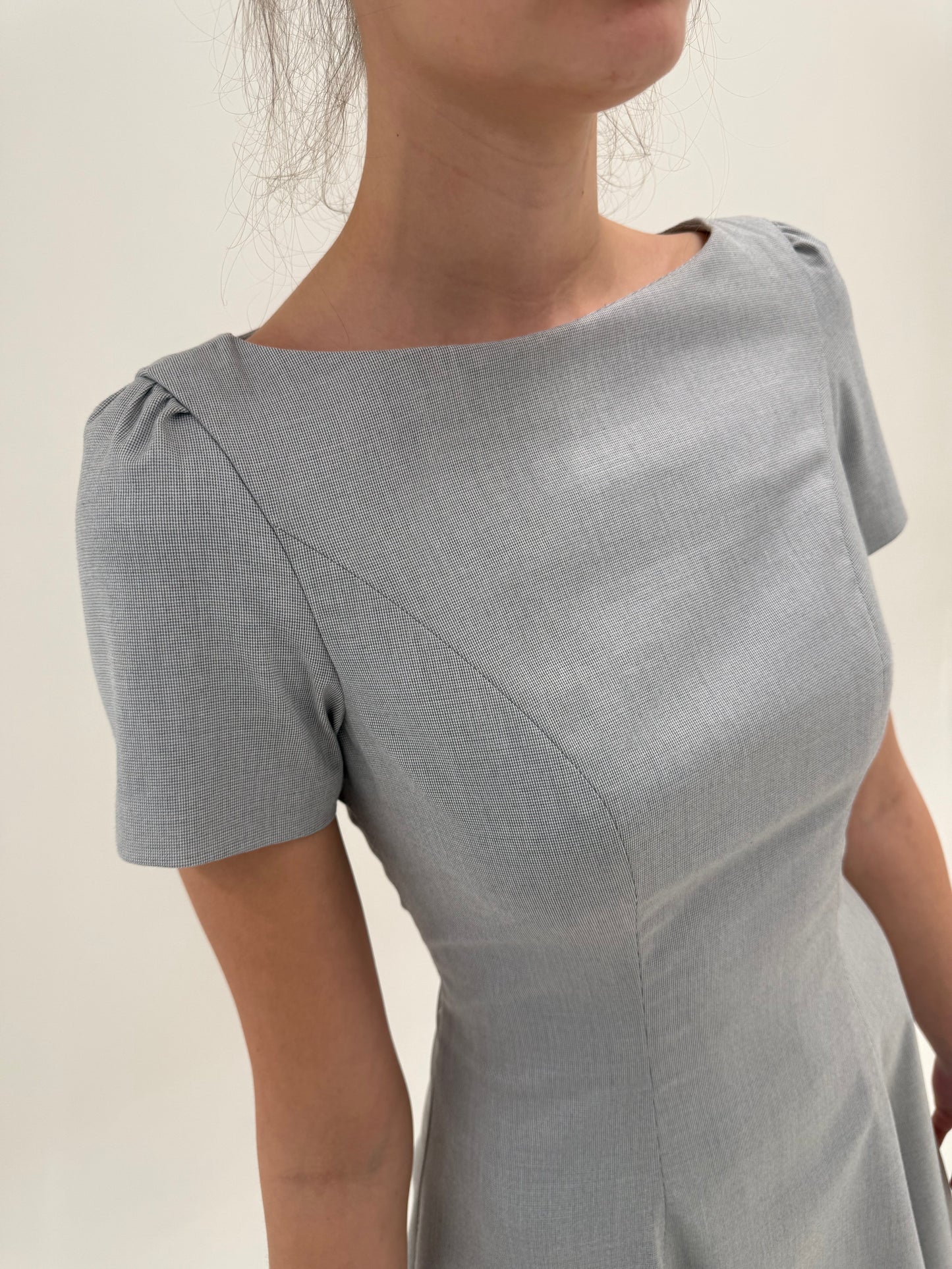 Rochie business cambrata silver gray din stofita ultra subțire cu decolteu bărcuță