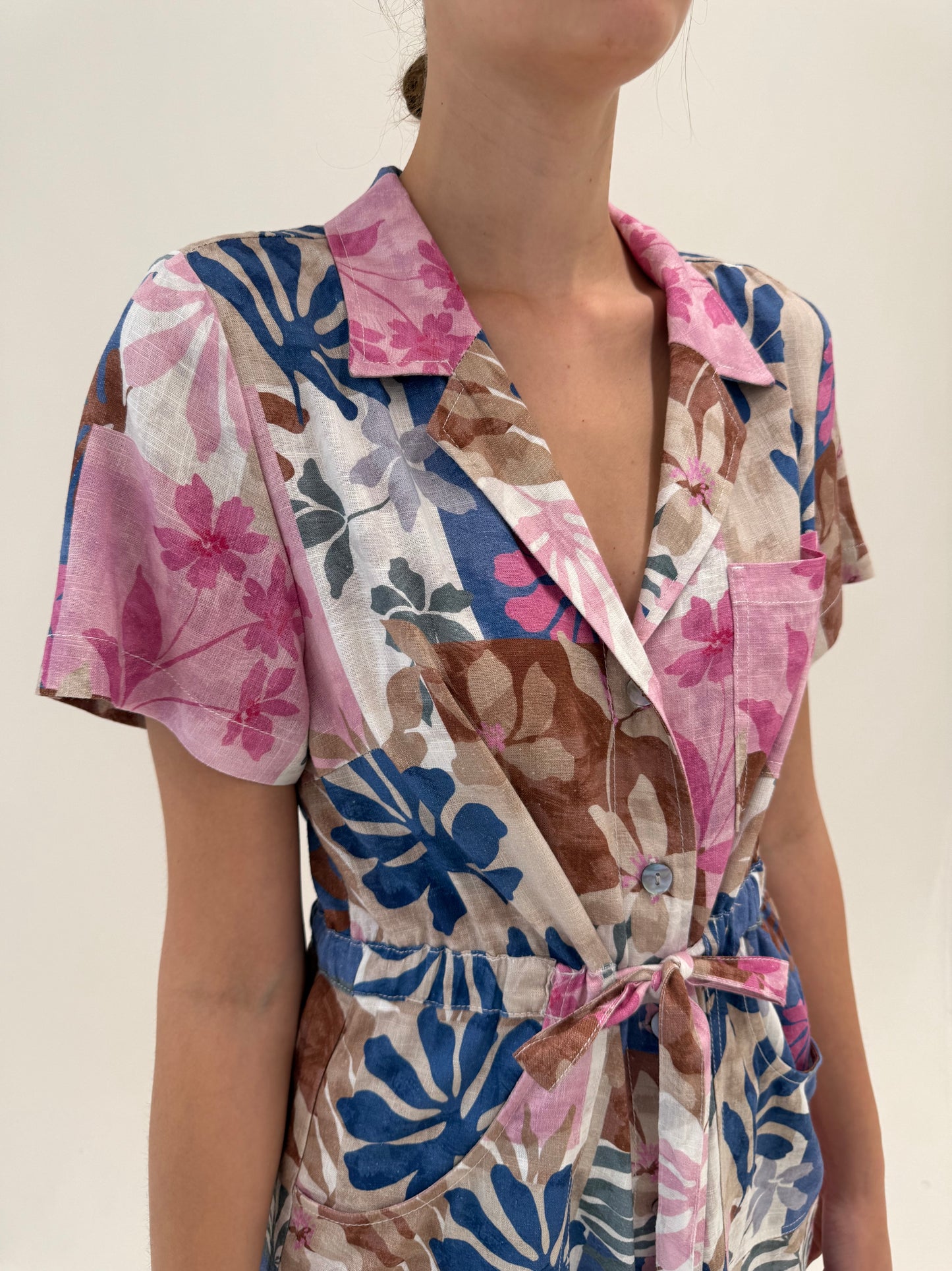 Rochie tip cămașă din pânză de in cu print floral și talie ultra înaltă reglabilă