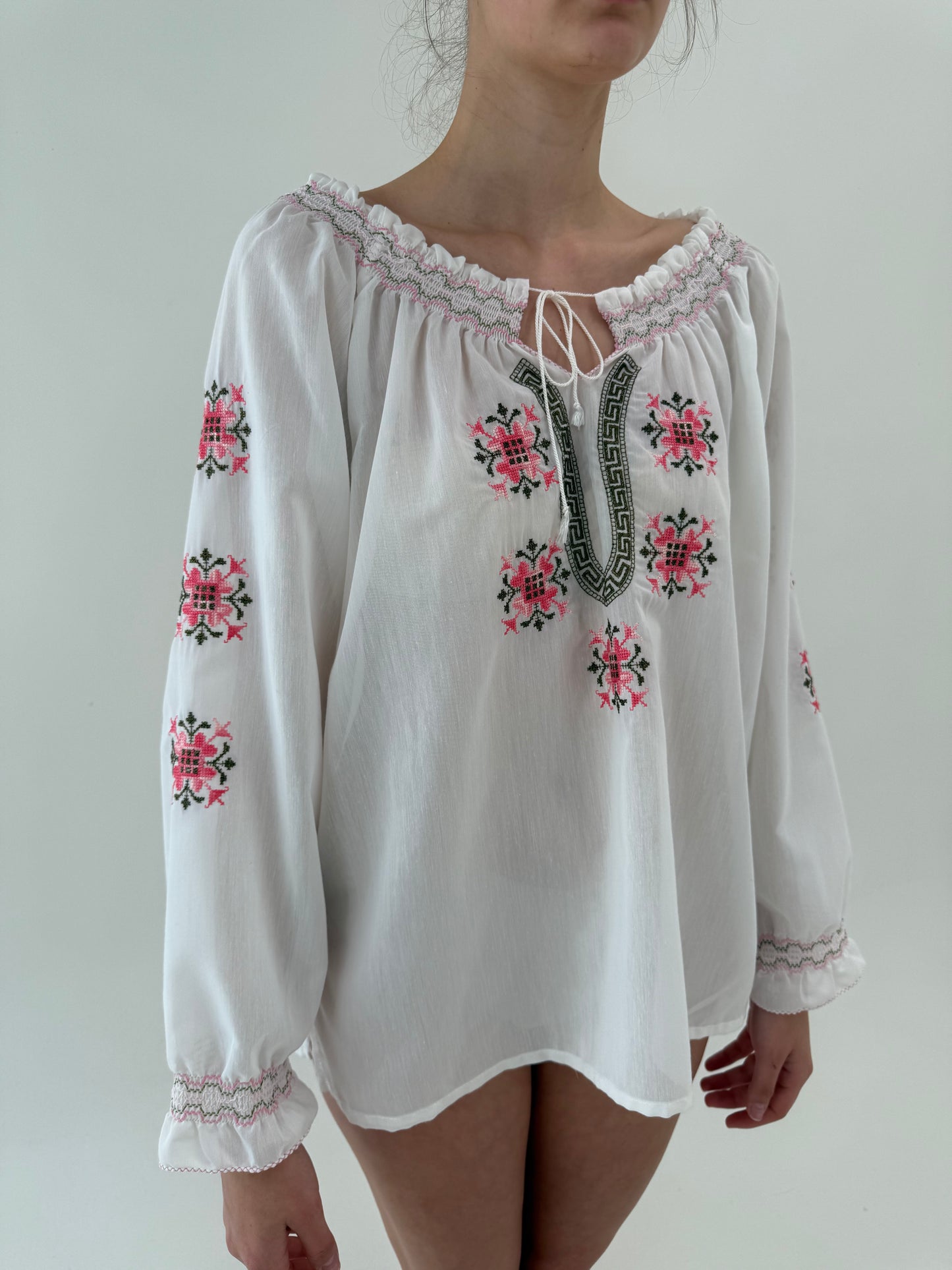 Cămașa din pânză în croi amplu cu broderie manuală excepțională