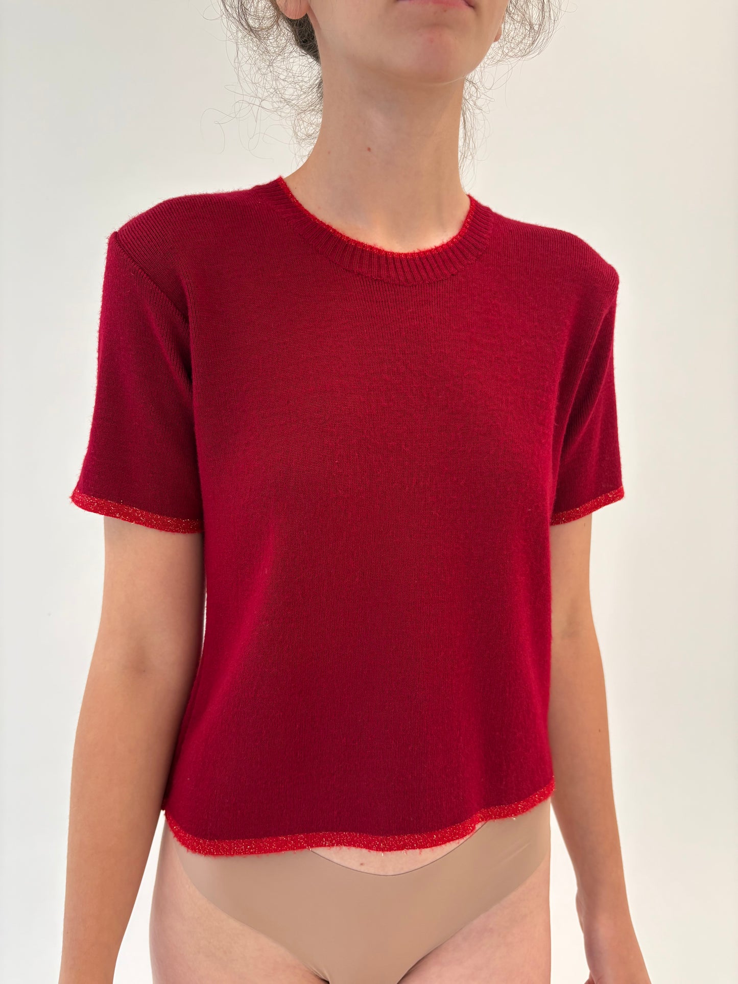 Top dark cherry red ușor cropped din mix de lana merino extrafina