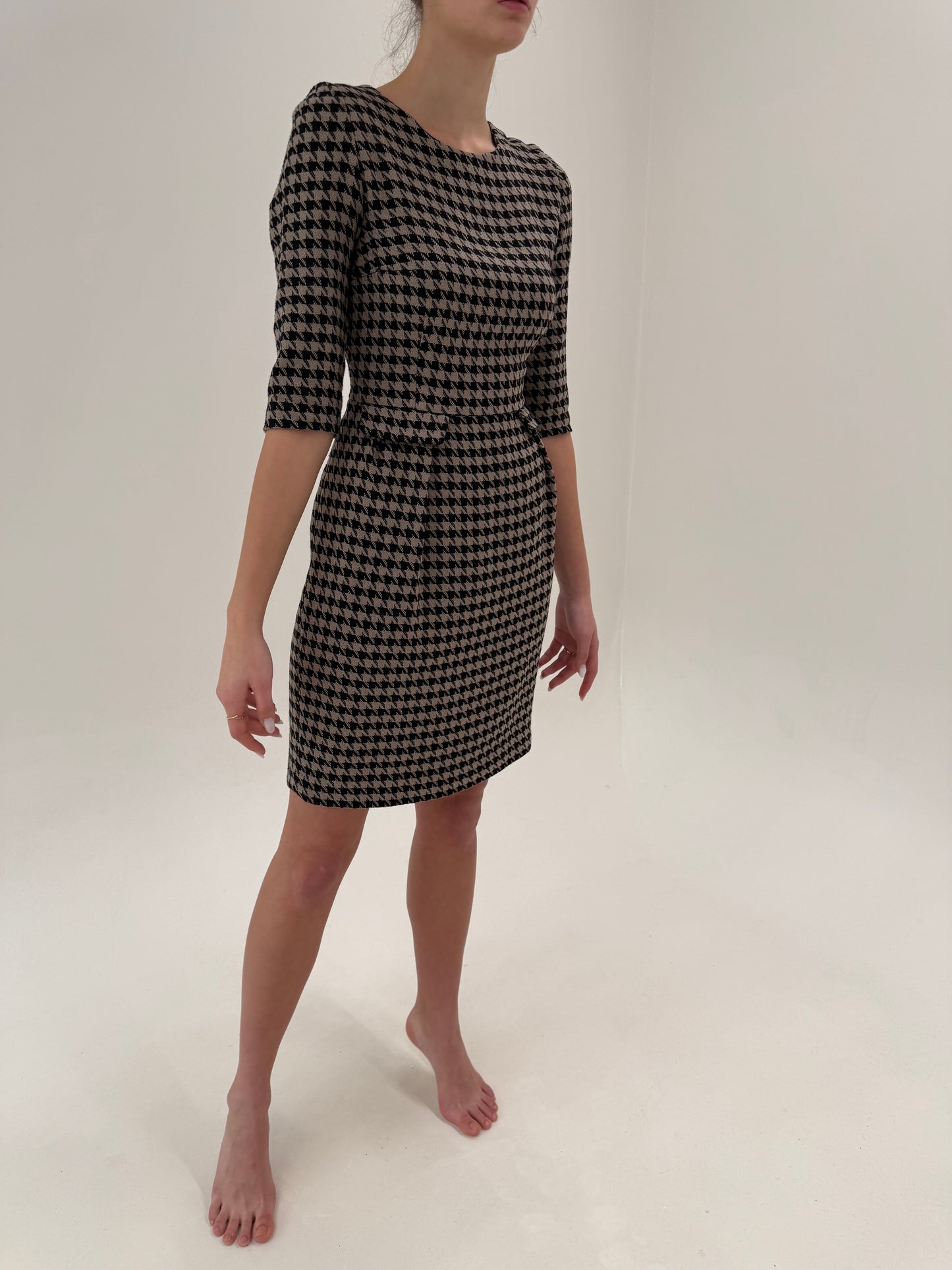 Rochie business pied de coq negru și taupe cu talie ultra înaltă marcată