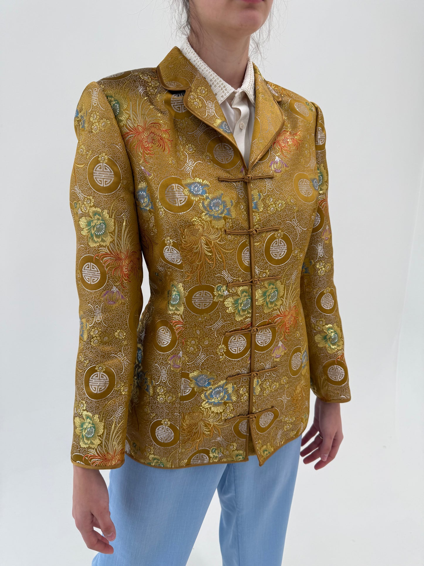Sacou cu influențe asiatice din jacquard de mătase naturală soft gold