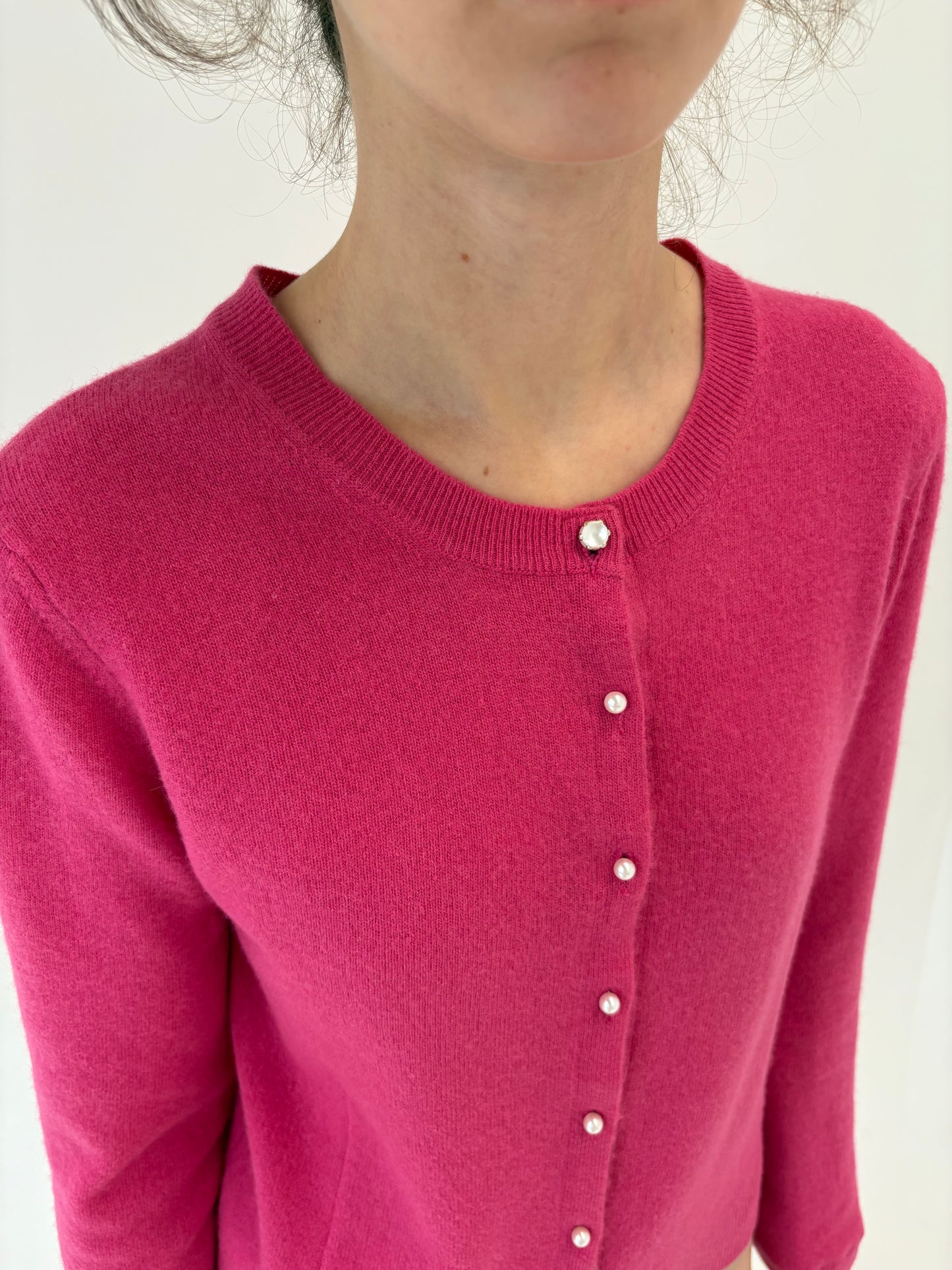 Cardigan Barbie pink din lana merino extrafina de gramaj mare cu nasturi perlă