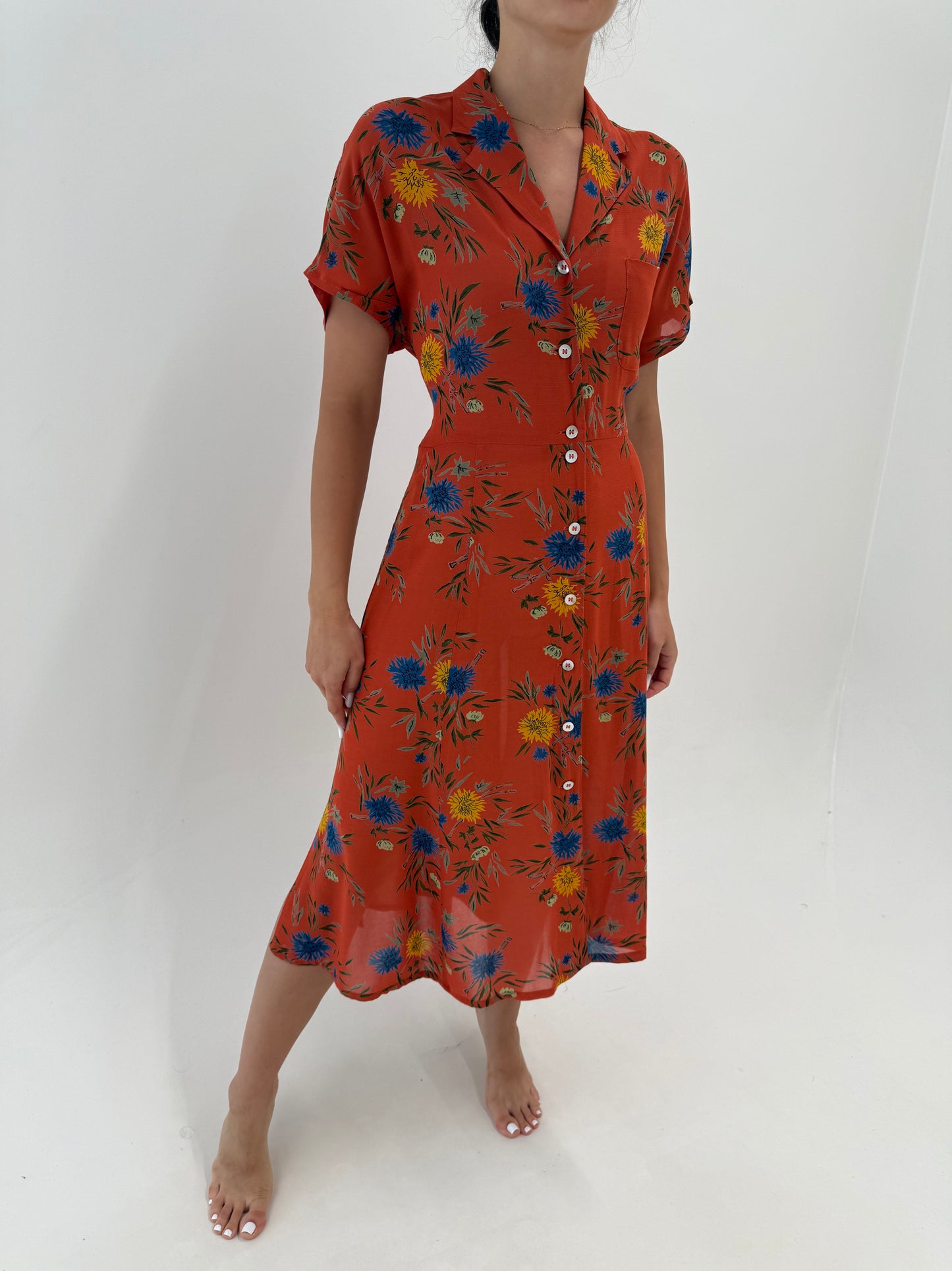 Rochie maxi în culori superbe și croi ușor cambrat extrem de feminin cu buzunare