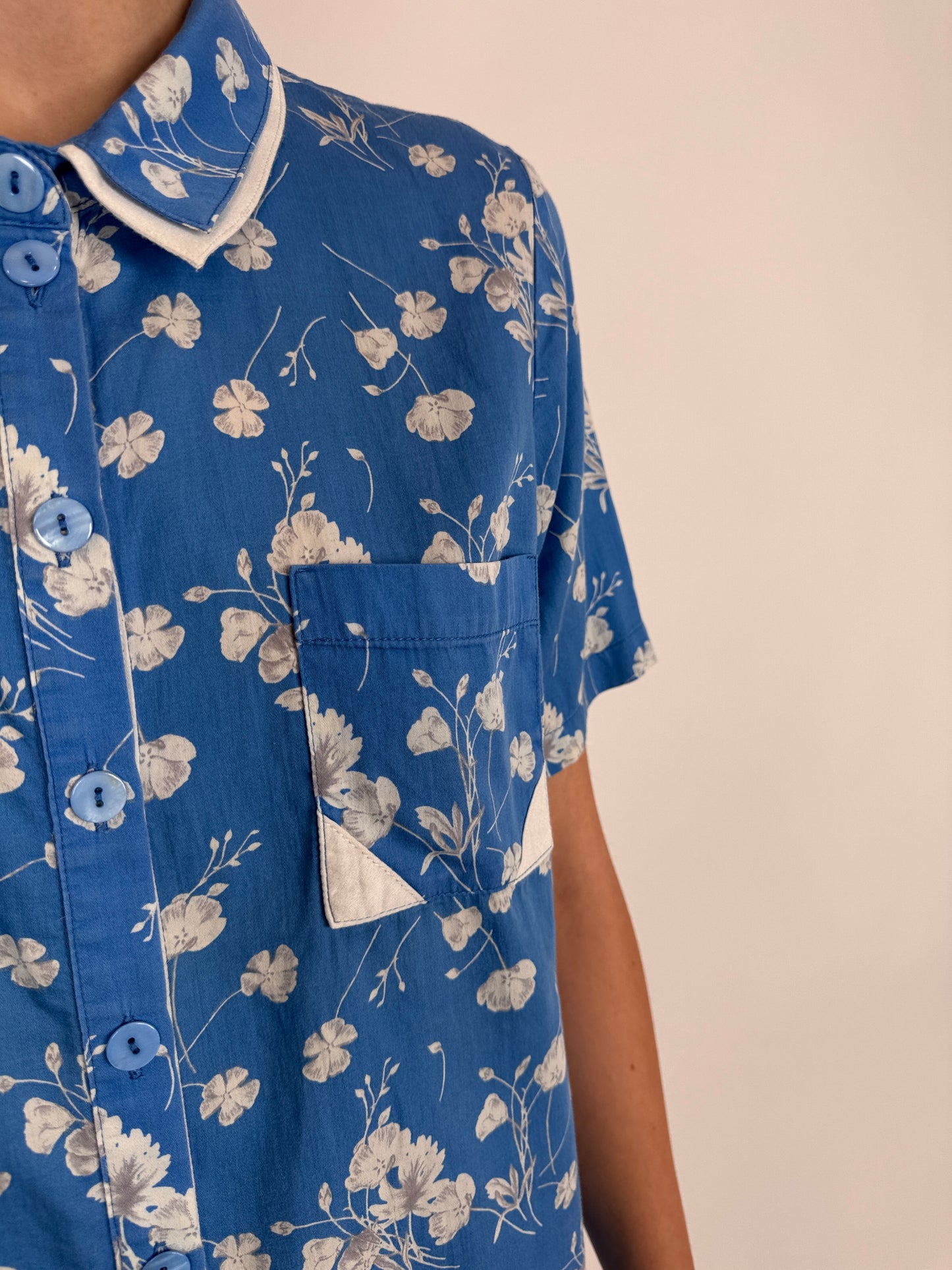 Cămașa vintage albastru ciel cu print floral delicat