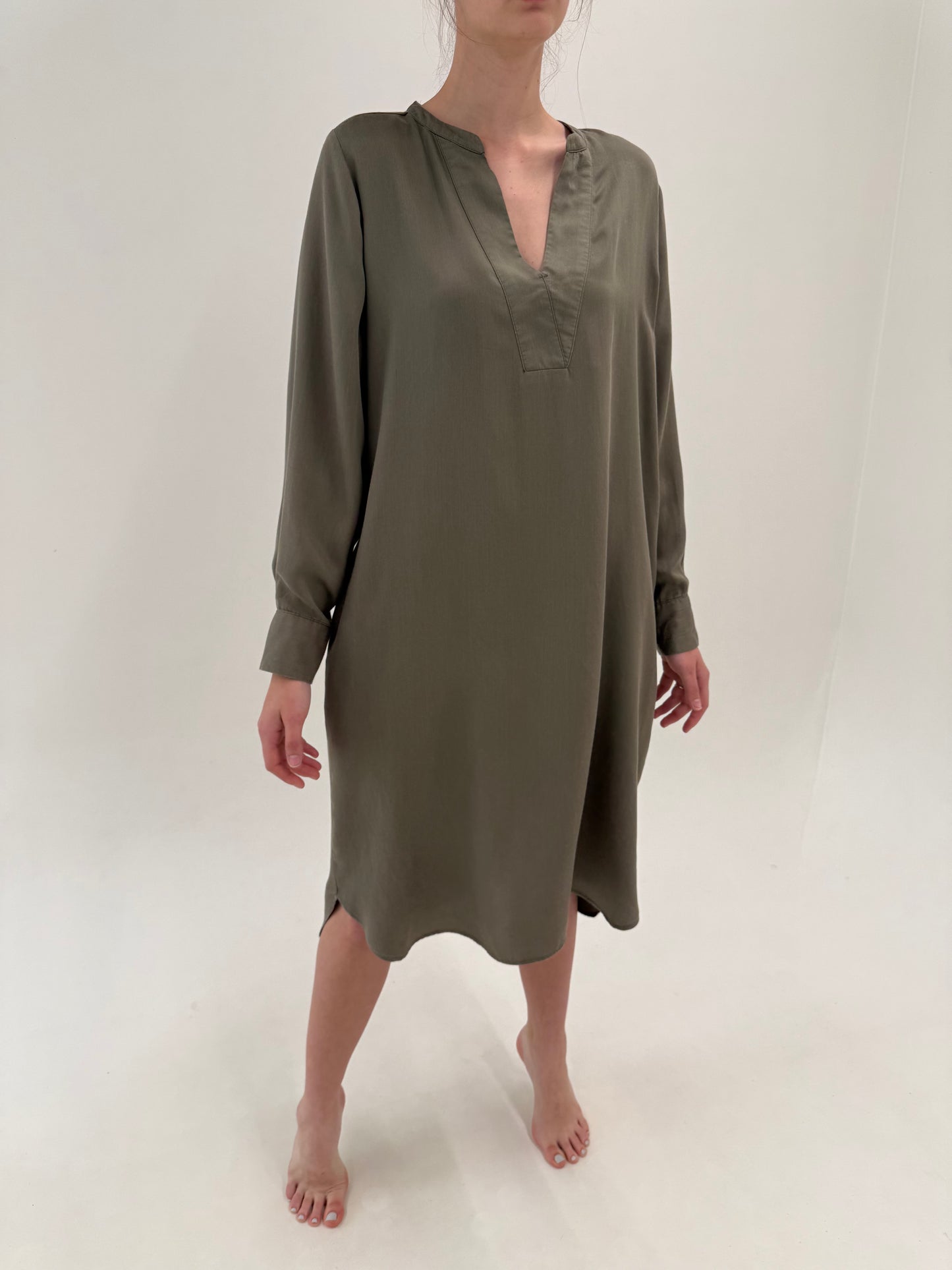 Rochie kaki de vară de brand premium în croi lejer cu buzunare