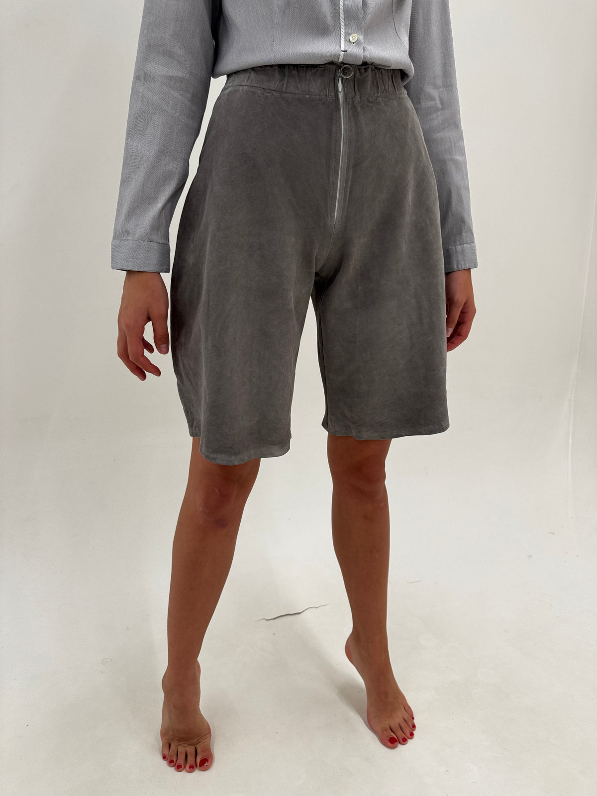 Pantaloni Bermuda din piele naturală întoarsă extrem de moale cu talie ultra înaltă