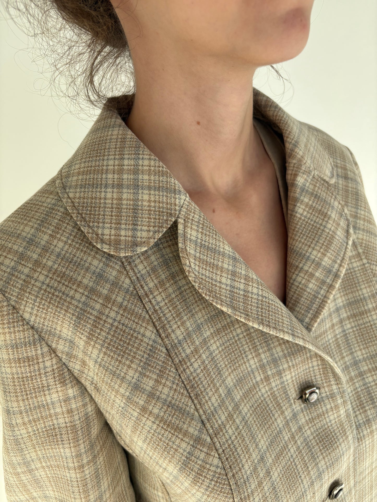 Sacou old vintage anii 70 din lana pura certificată în nuanțe de nude și baby blue