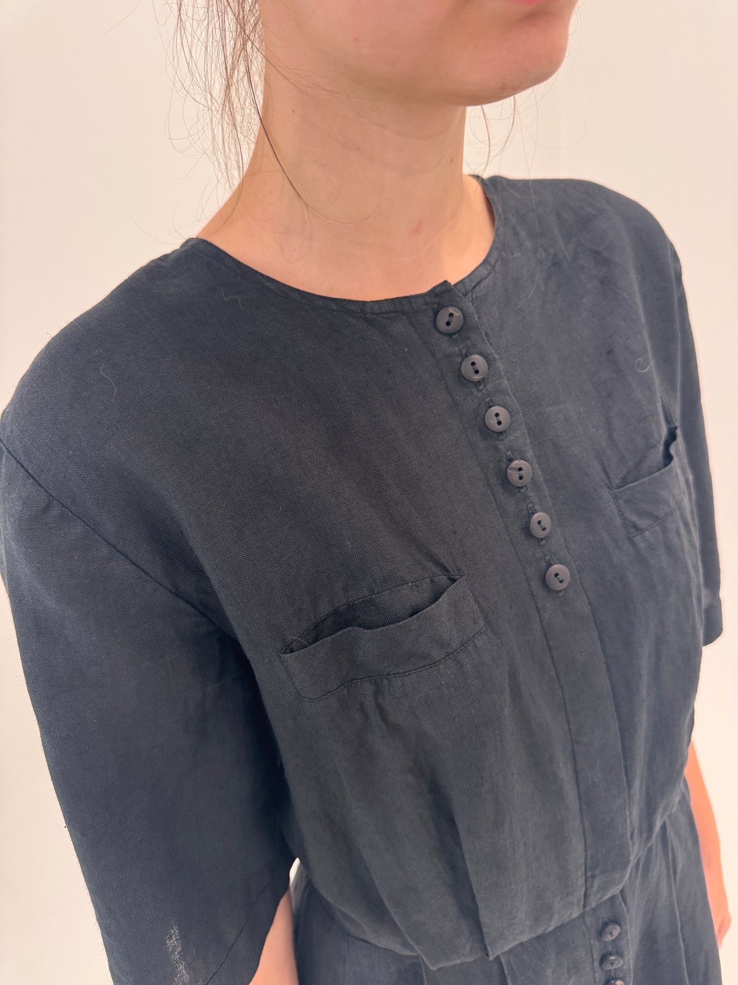 Rochie maxi neagră din in premium cu talie ultra înaltă marcată și buzunare