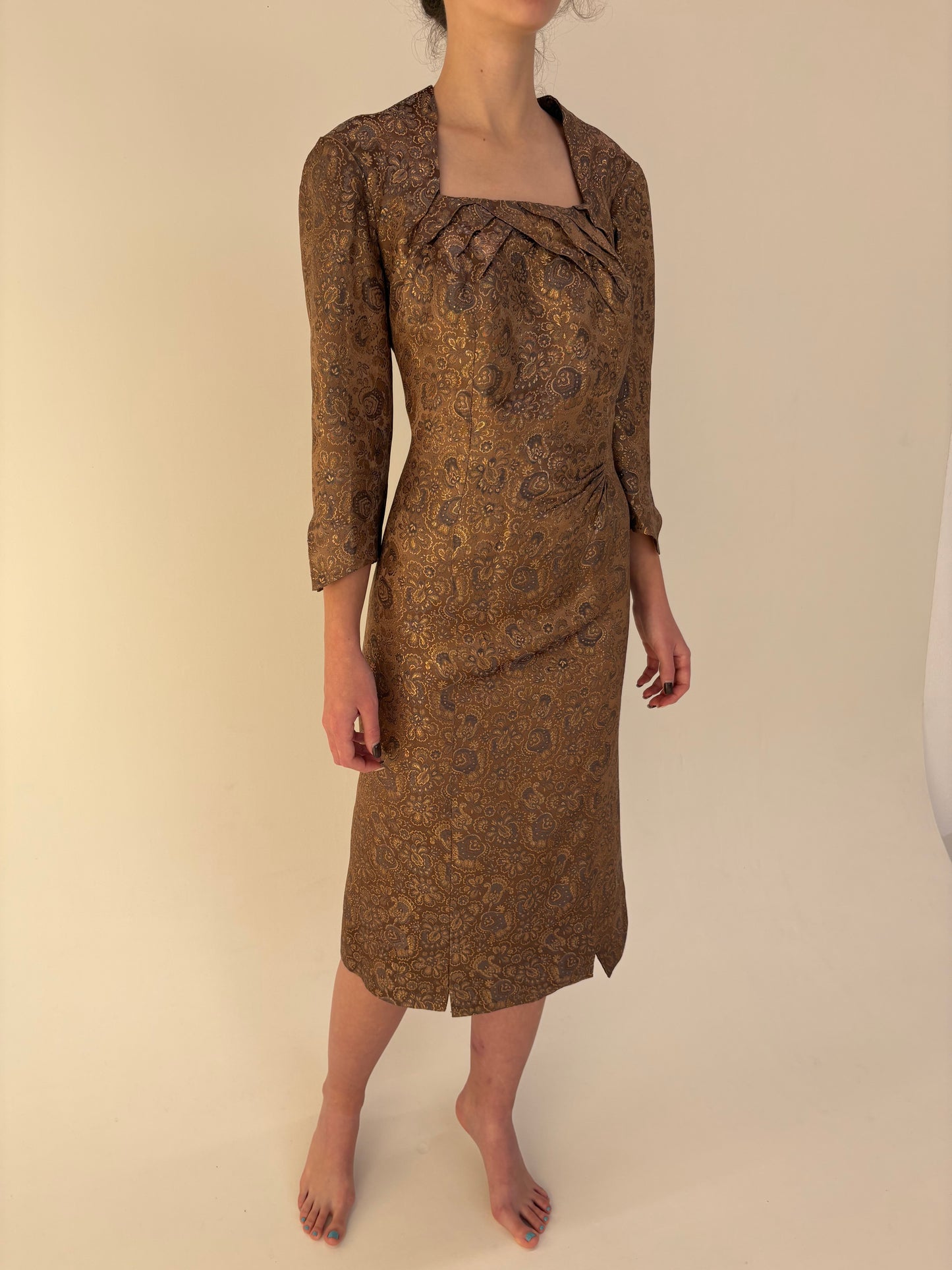 Rochie Old vintage cocktail sheath anii 60 de colecție din brocart auriu pudrat