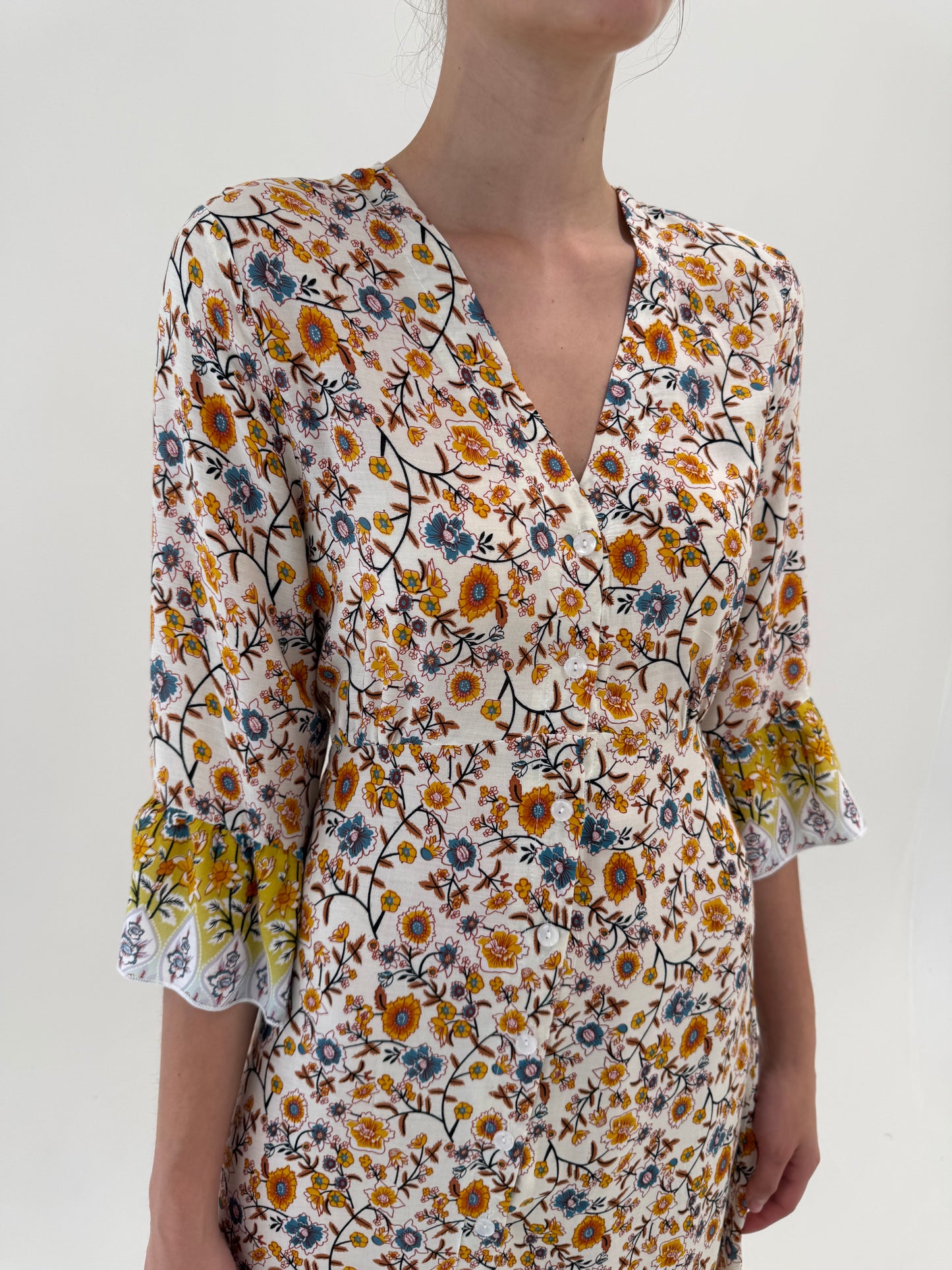 Rochie maxi cu nasturi până jos din panzica fină cu talie reglabilă marcată