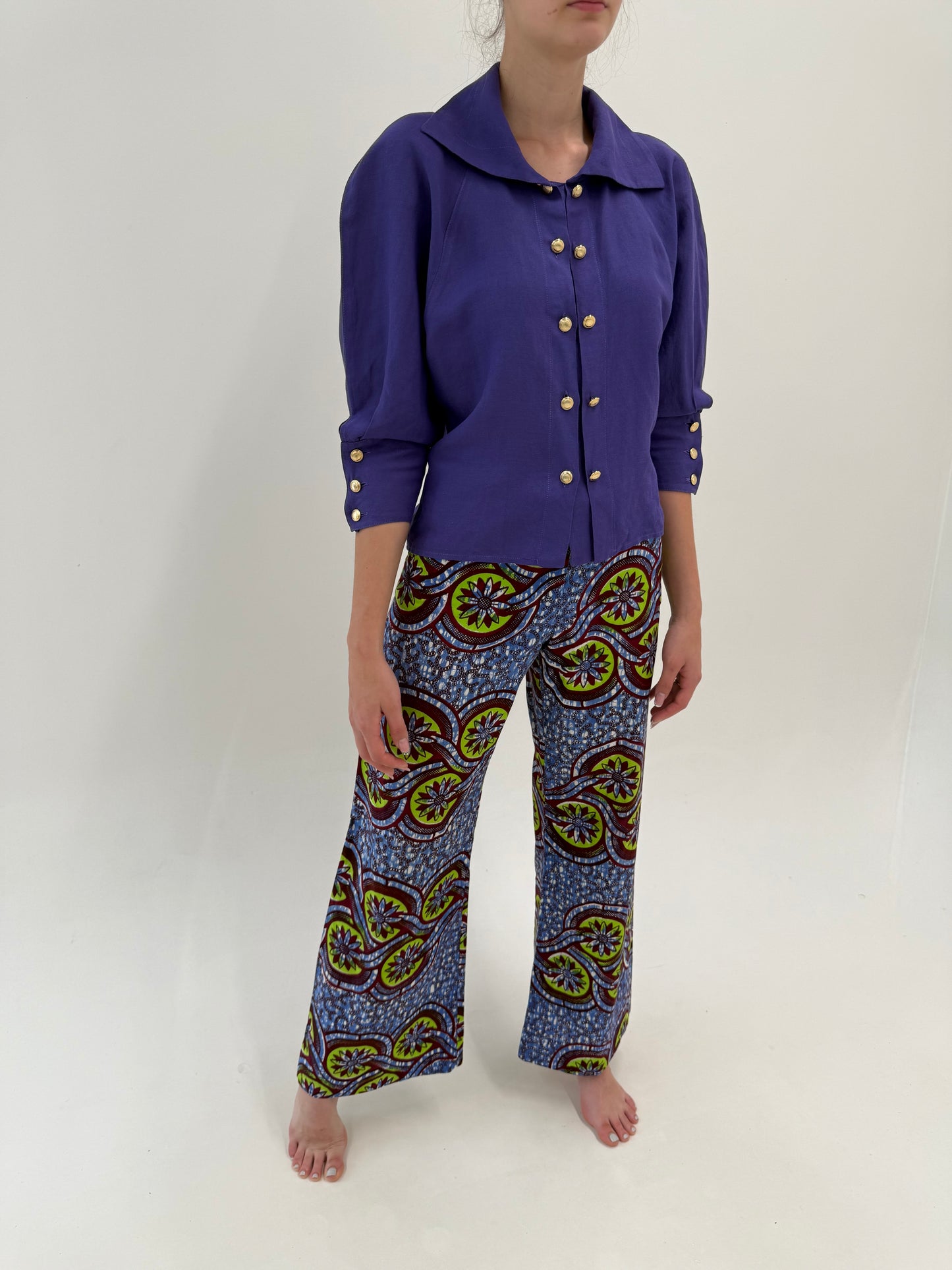 Pantaloni Moschino din pânză de bumbac în culori tari și croi evazat