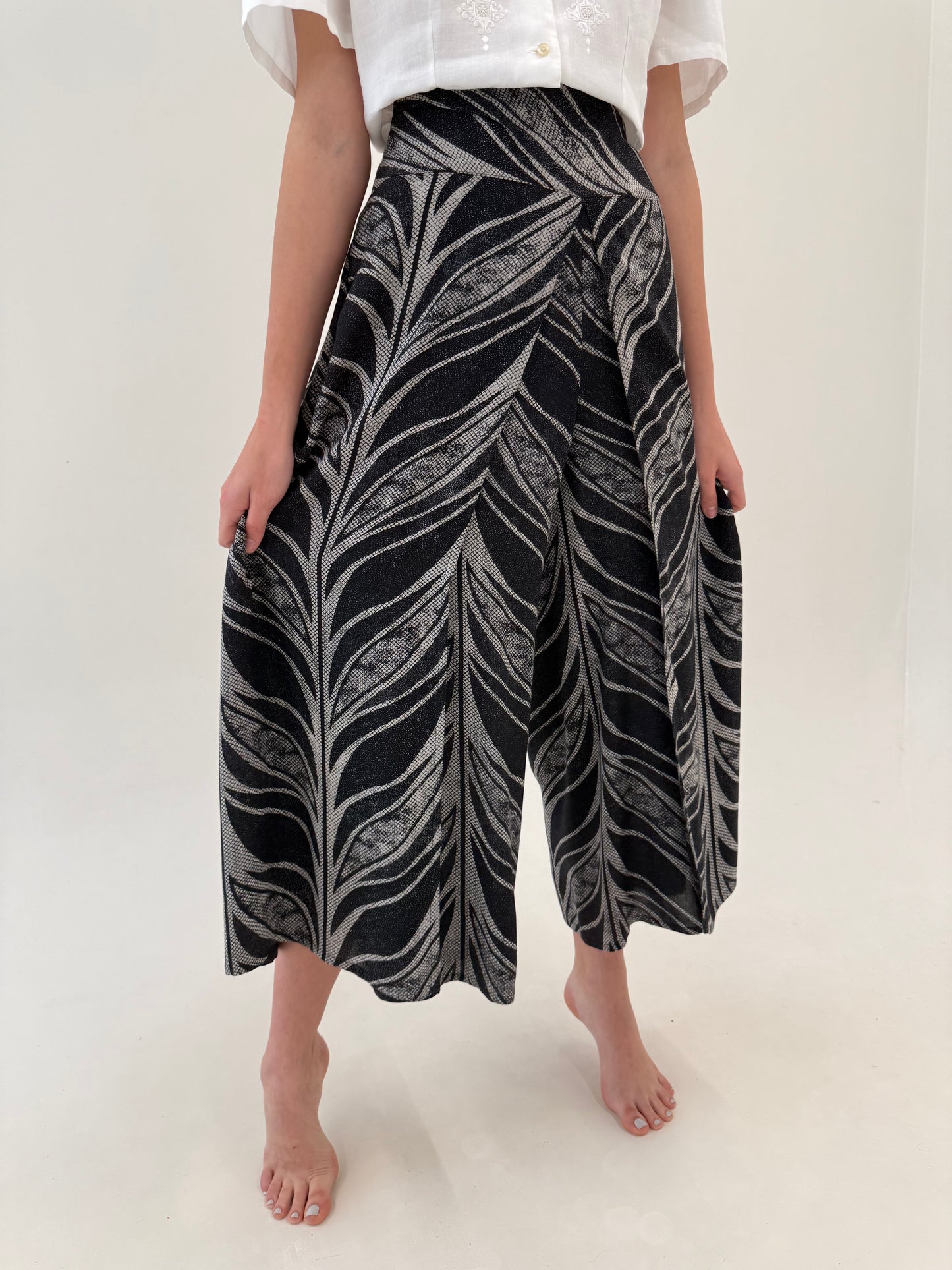 Pantaloni negri palazzo cu print organic stilizat