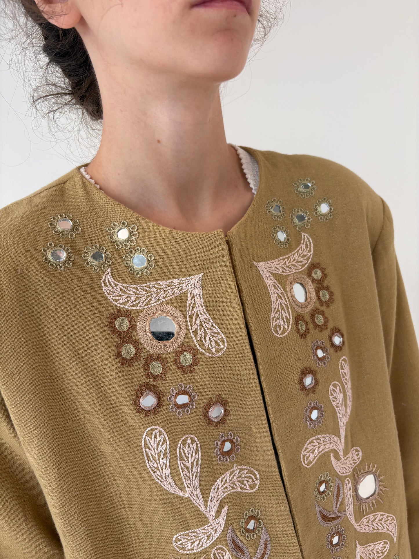 Sacou vintage camel excepțional din in cu aplicații manuale și broderie