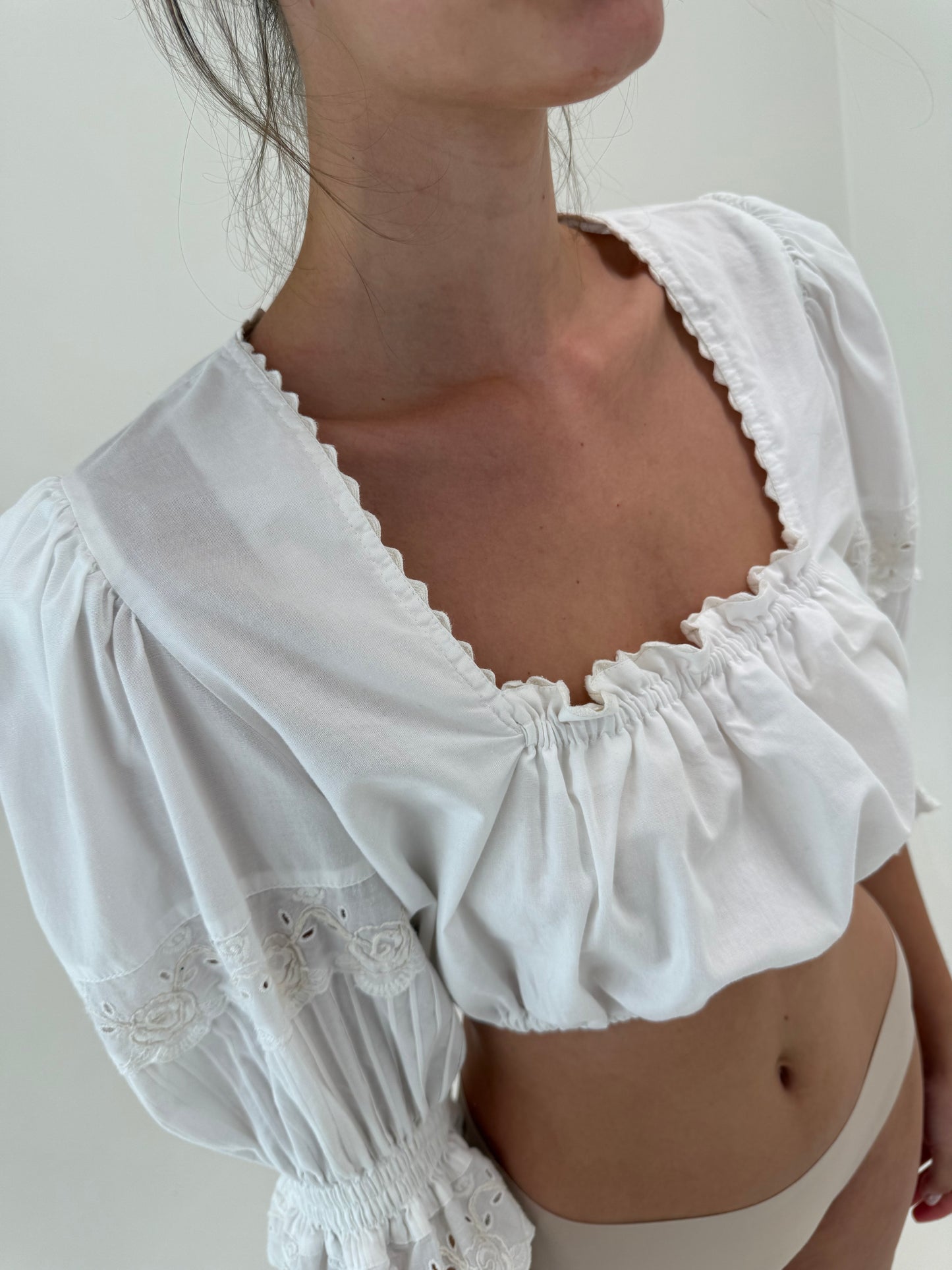 Top vintage cropped cu mâneci bufante, dantelă și broderie
