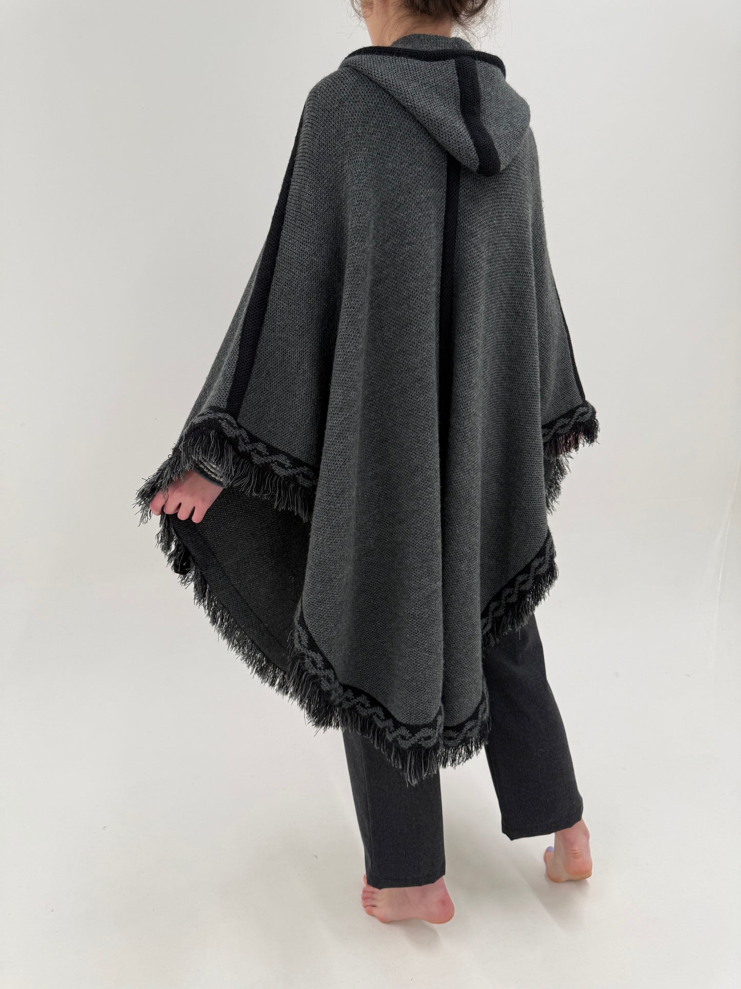 Capa maxi superbă în nuanțe de gri cu glugă din lana extrafina de gramaj mare