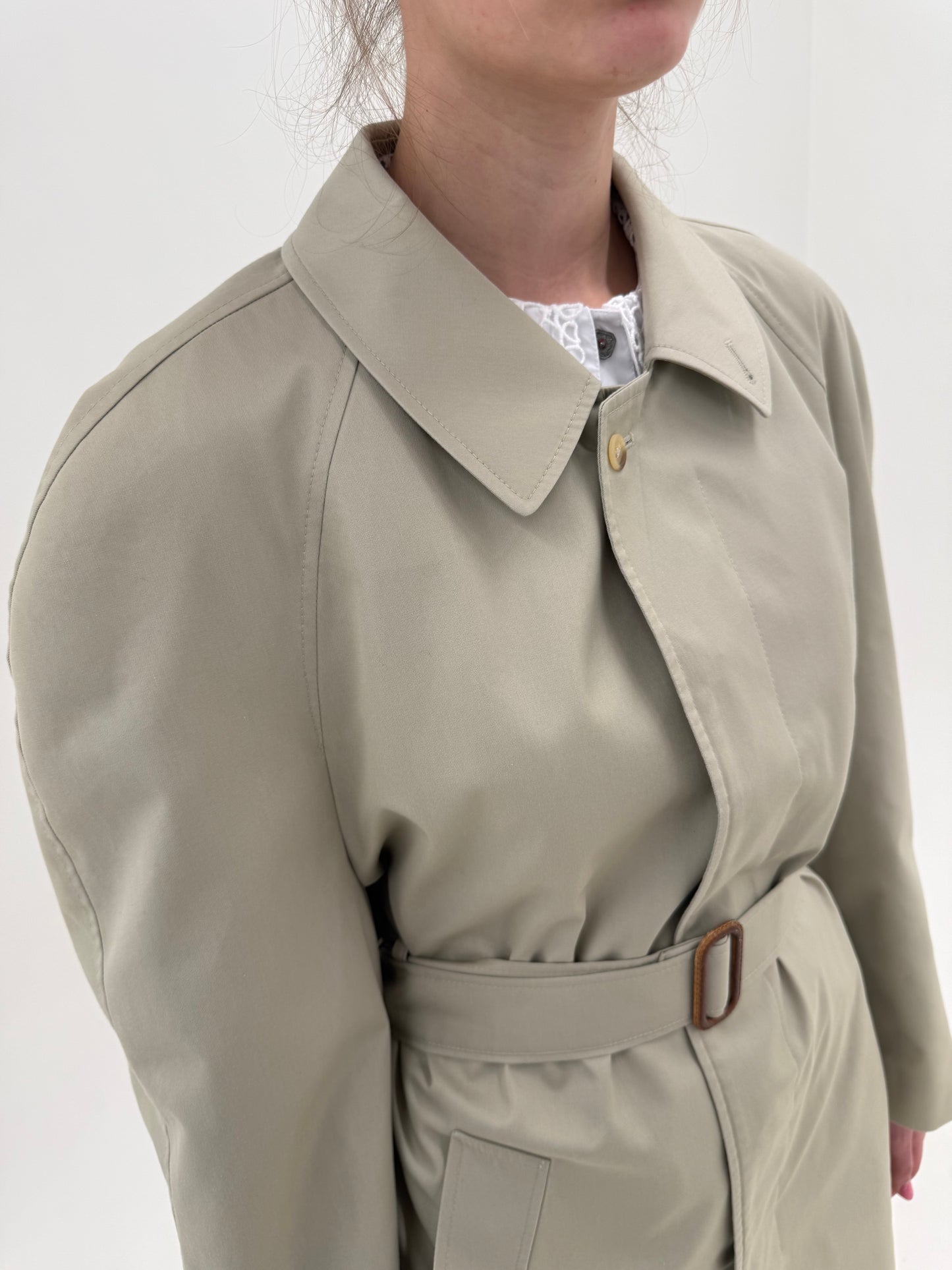 Trench vintage în culoare clasică și croi super revenit în trend din gabardină impermeabilă