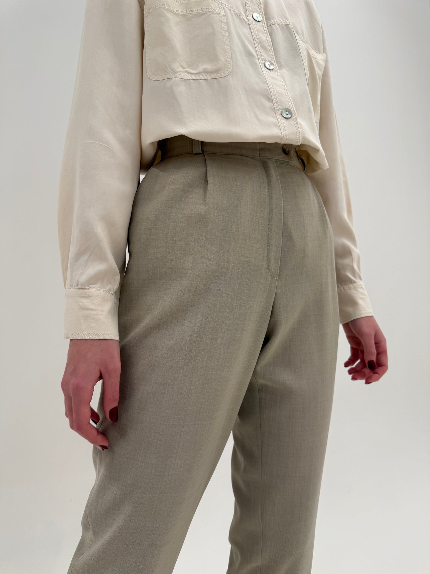 Pantaloni grej din lana extrafina tall cu pense și talie ultra înaltă