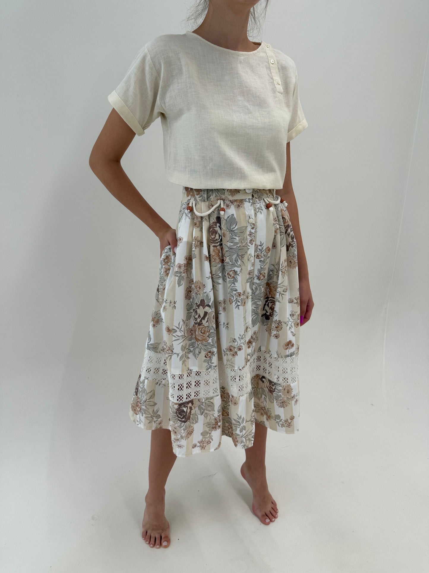 Fustă vintage în nuanțe neutre cu print superb și inserție de dantelă macrame