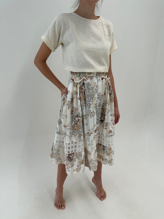 Fustă vintage în nuanțe neutre cu print superb și inserție de dantelă macrame