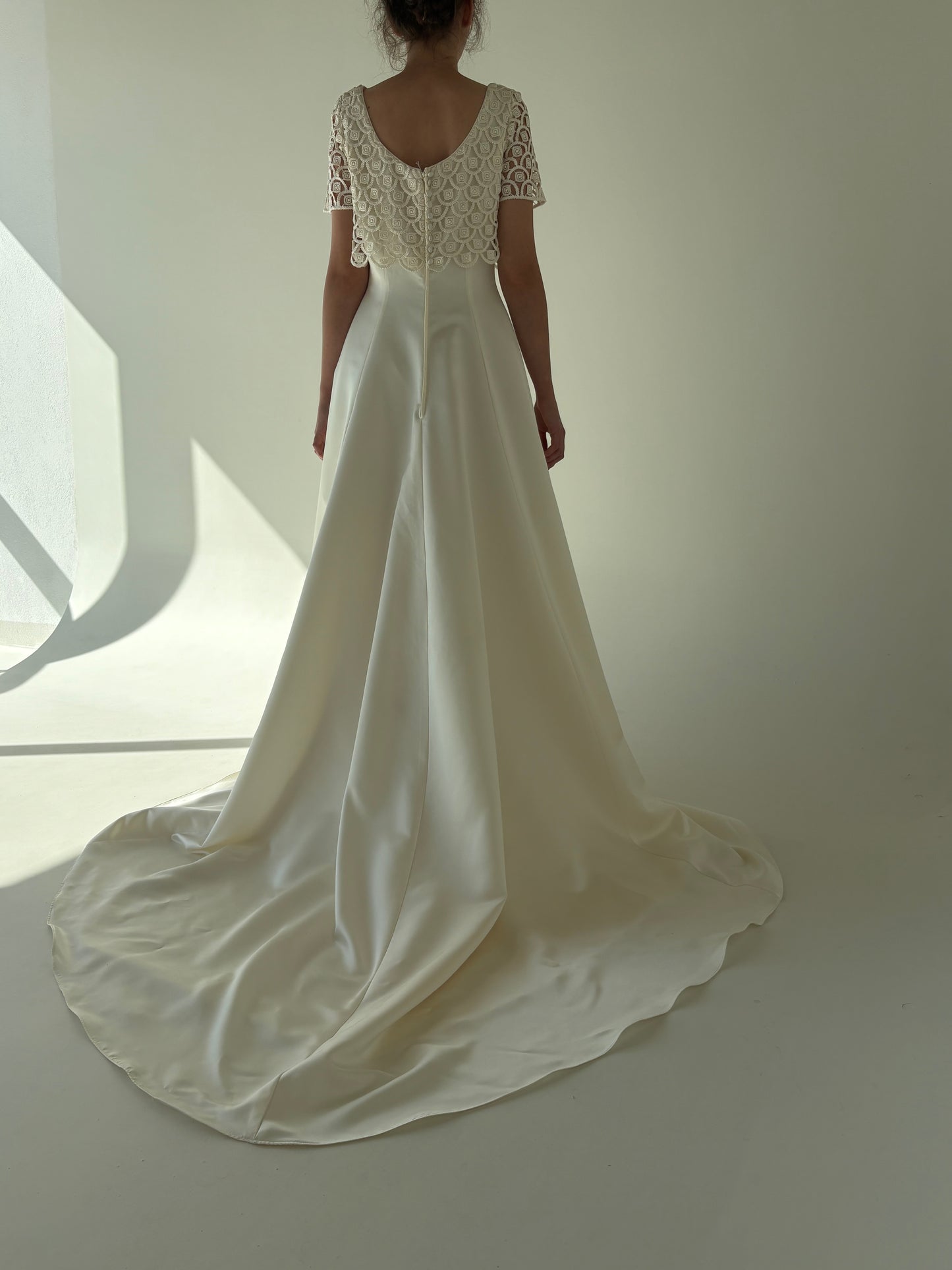 Rochie italiană de ceremonie cu trenă și dantelă macrame nouă cu eticheta
